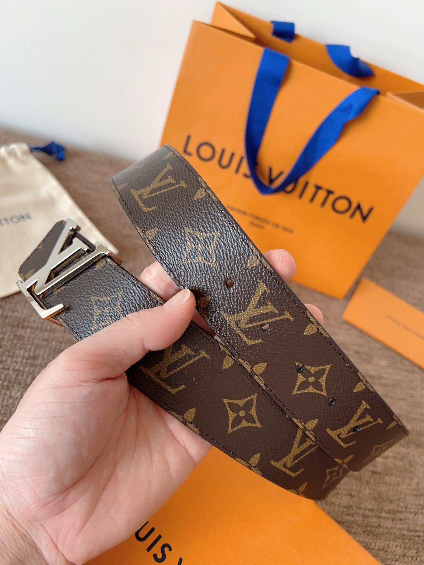 lv经典腰带配金属Logo，简约低调，但又时尚大气，不挑年龄，风格百搭。4.0