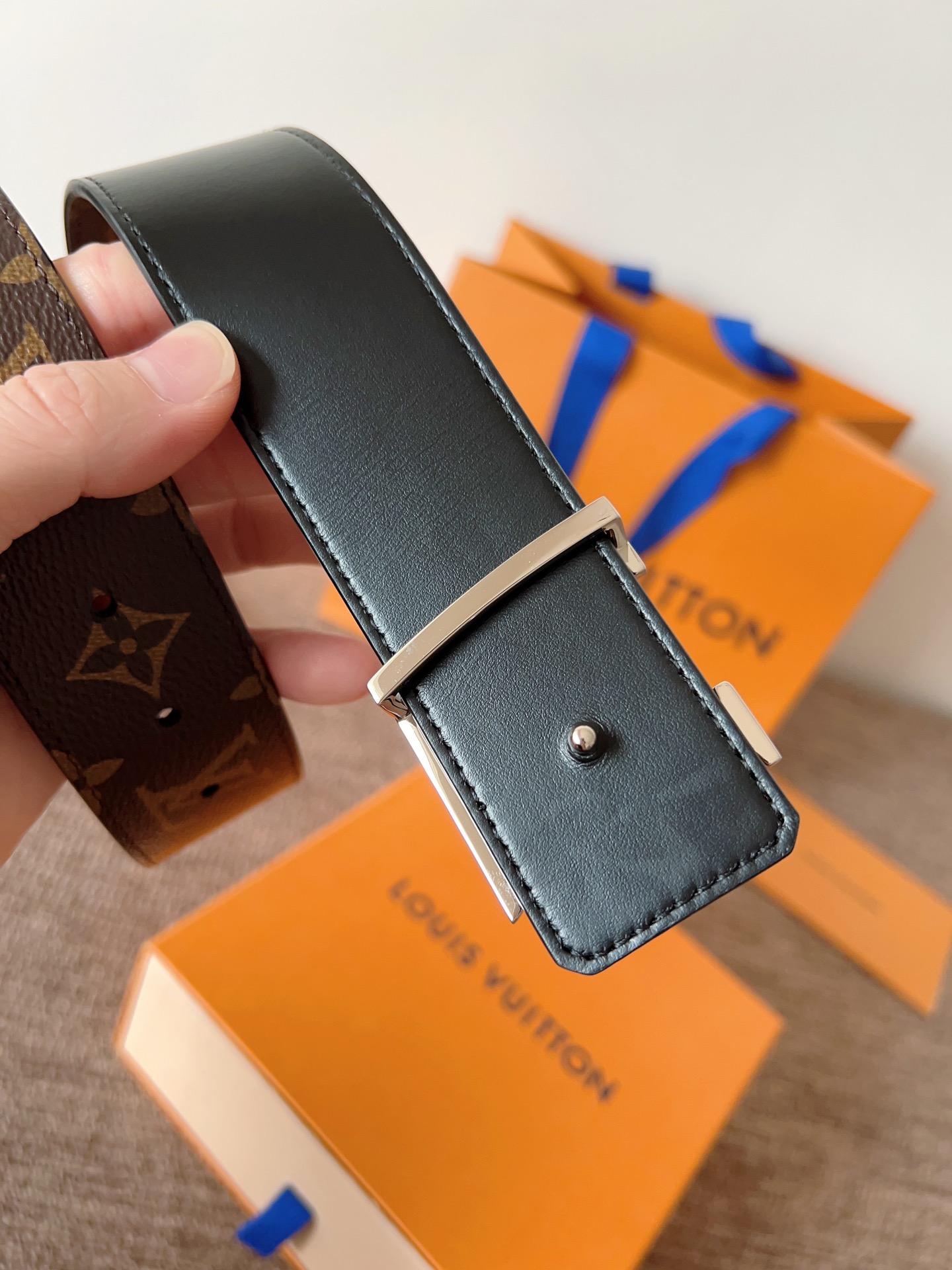 lv经典腰带配金属Logo，简约低调，但又时尚大气，不挑年龄，风格百搭。4.0