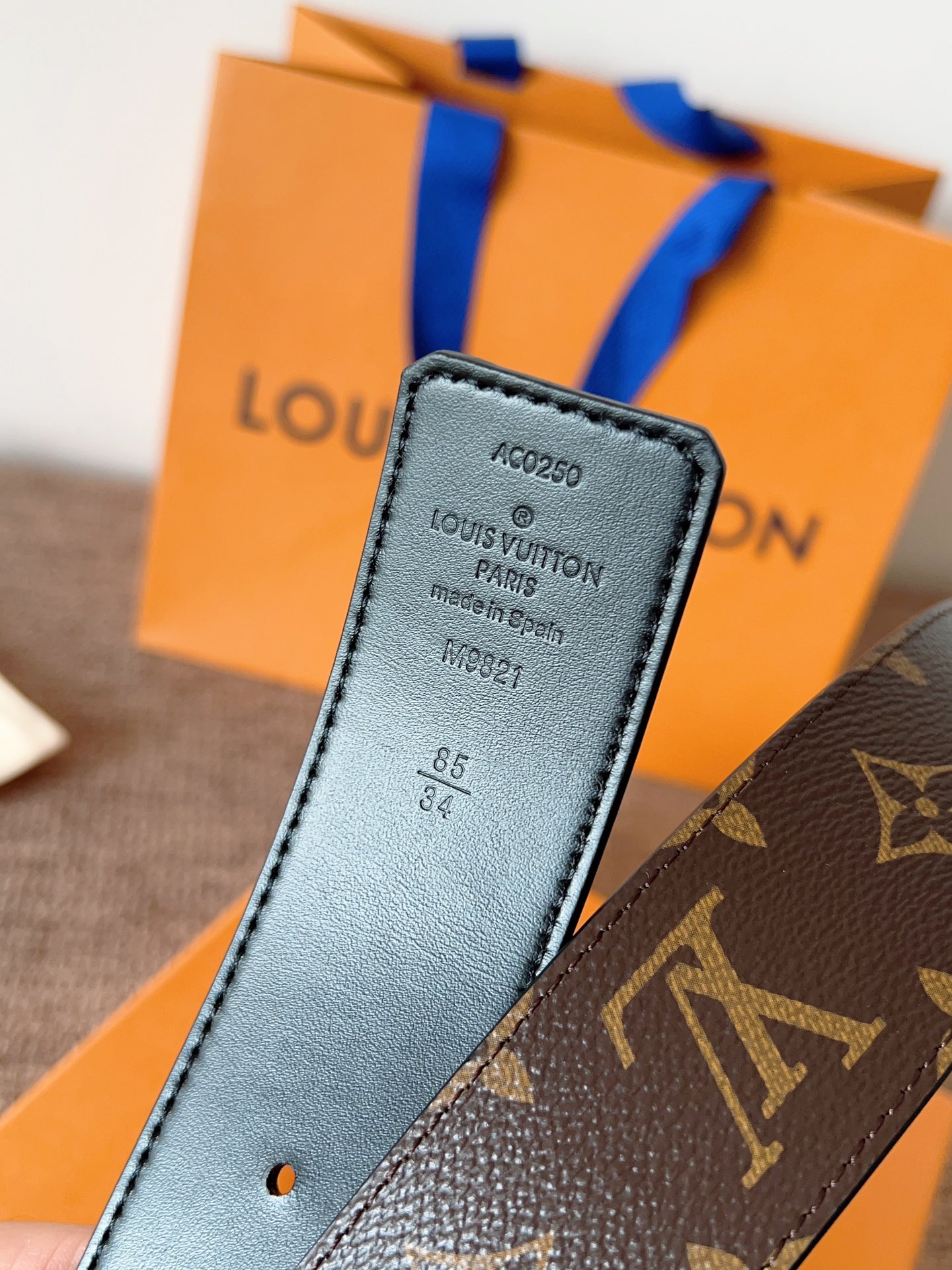 lv经典腰带配金属Logo，简约低调，但又时尚大气，不挑年龄，风格百搭。4.0