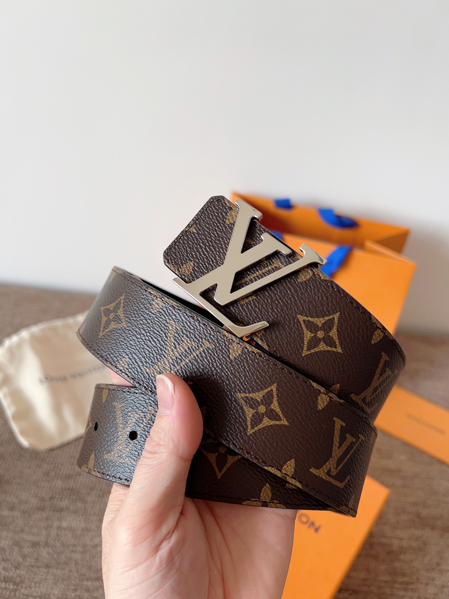lv经典腰带配金属Logo，简约低调，但又时尚大气，不挑年龄，风格百搭。4.0