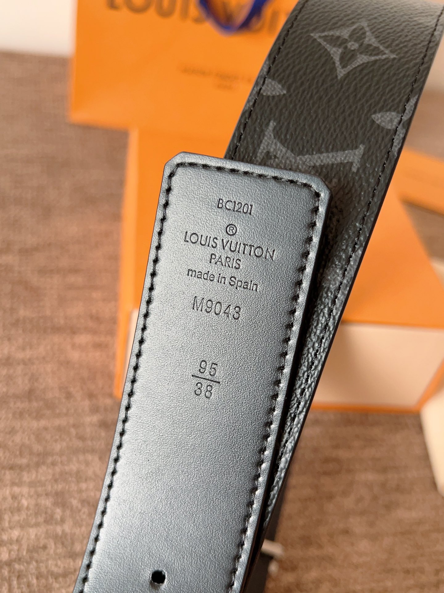 lv经典腰带配金属Logo，简约低调，但又时尚大气，不挑年龄，风格百搭。4.0