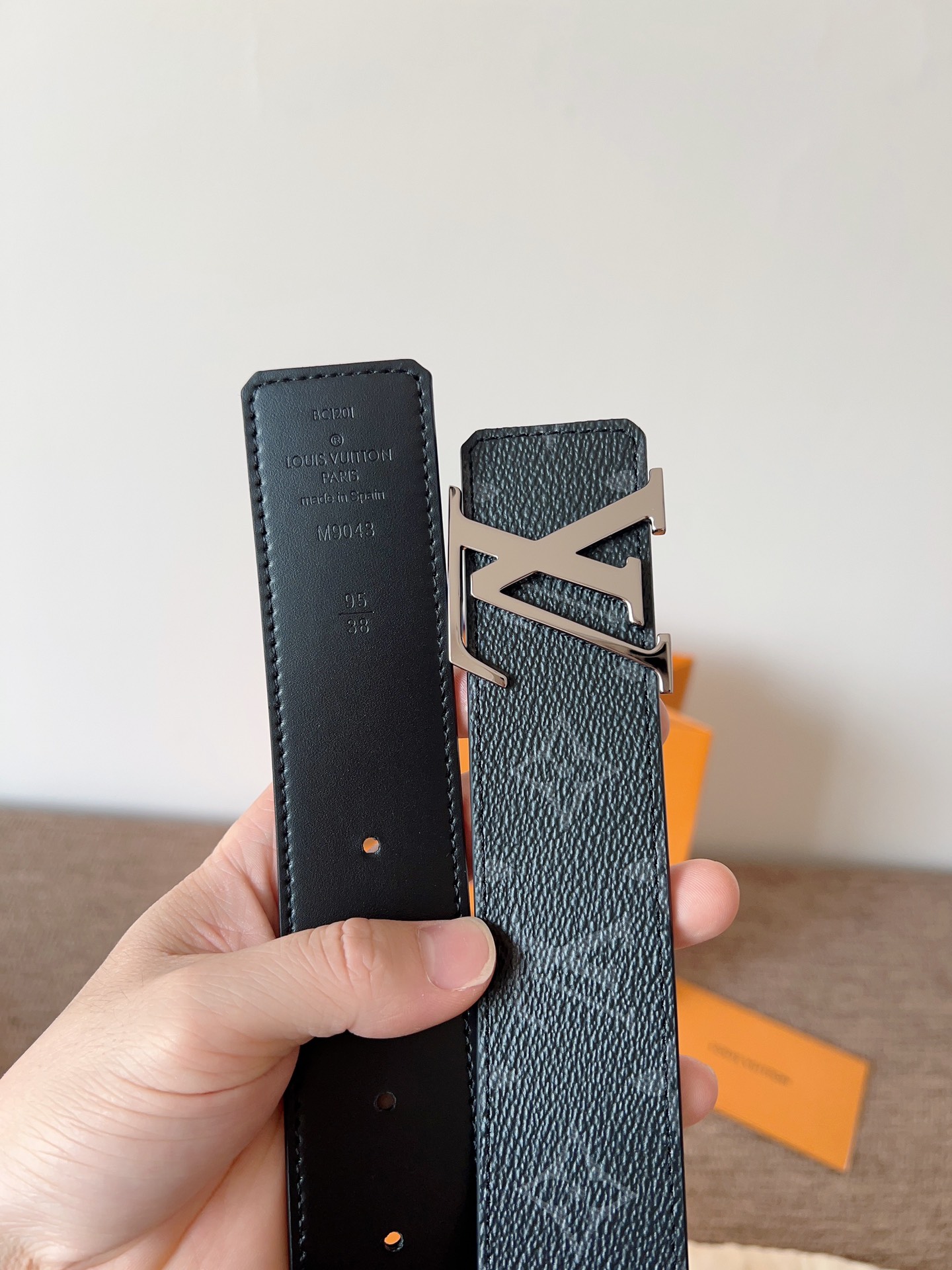 lv经典腰带配金属Logo，简约低调，但又时尚大气，不挑年龄，风格百搭。4.0