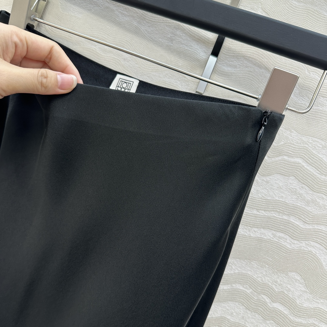 P644: High-Quality One-Size-Fits-All Female Suit with Elegant Design Details - 图片 4