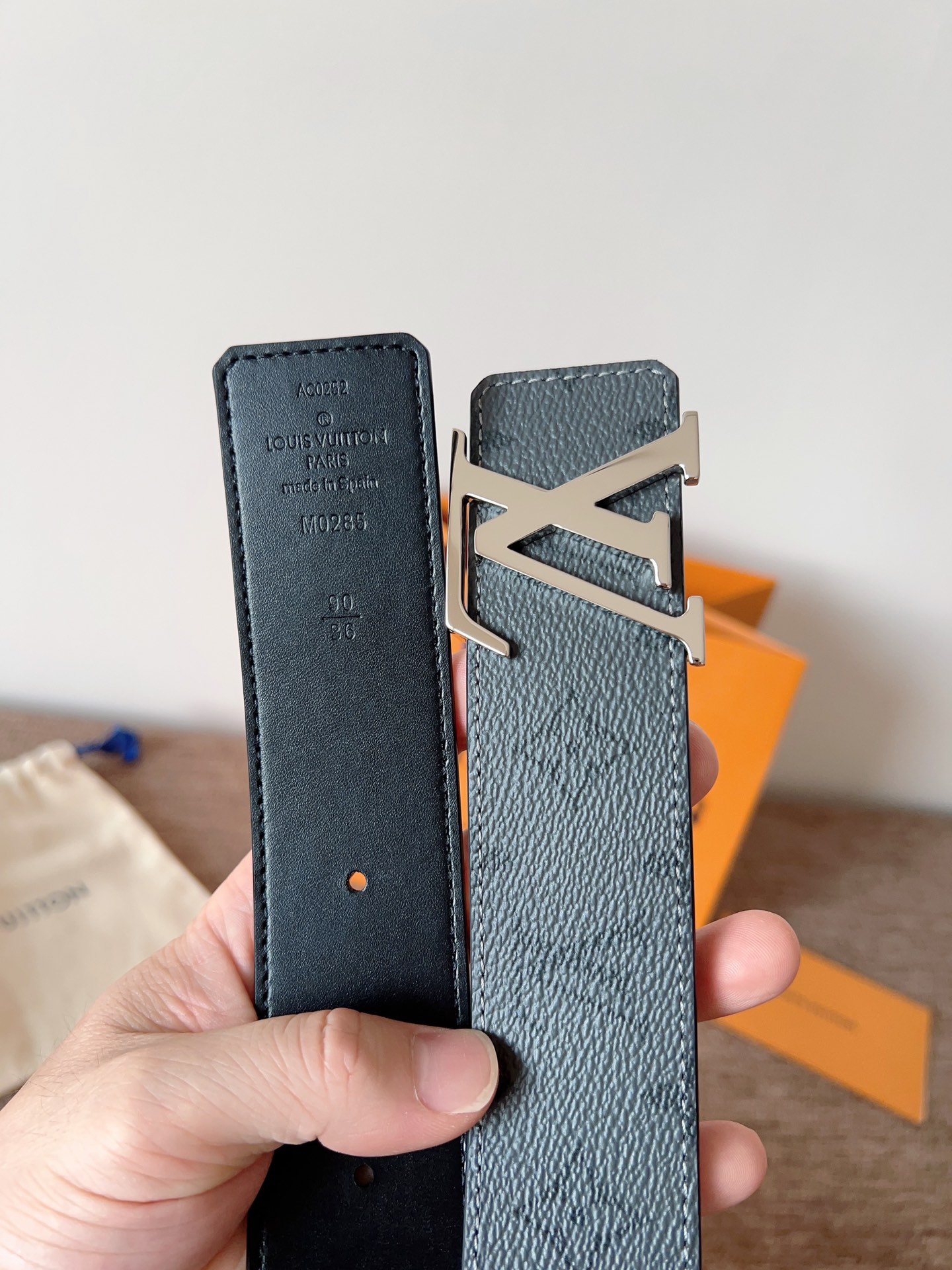 lv经典腰带配金属Logo，简约低调，但又时尚大气，不挑年龄，风格百搭。4.0