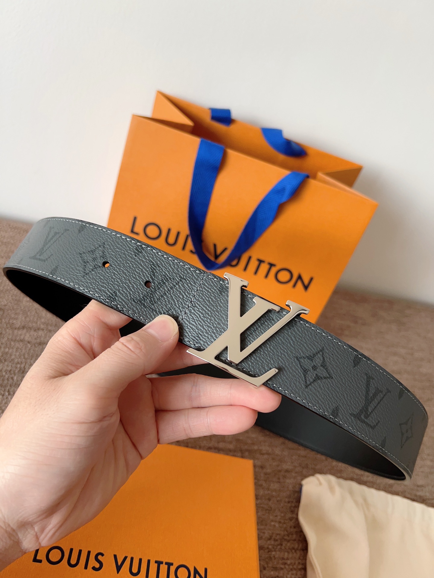 lv经典腰带配金属Logo，简约低调，但又时尚大气，不挑年龄，风格百搭。4.0