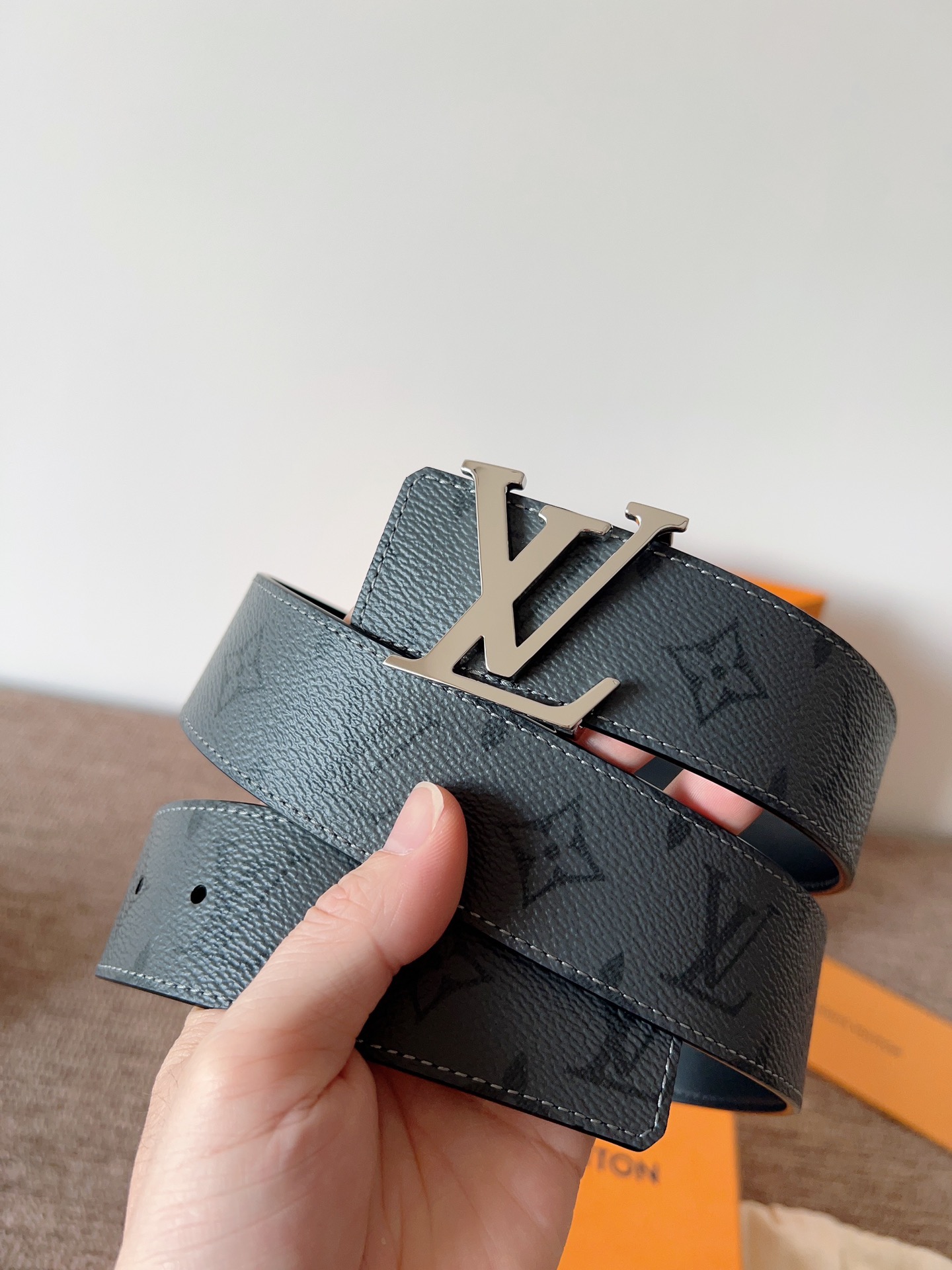 lv经典腰带配金属Logo，简约低调，但又时尚大气，不挑年龄，风格百搭。4.0