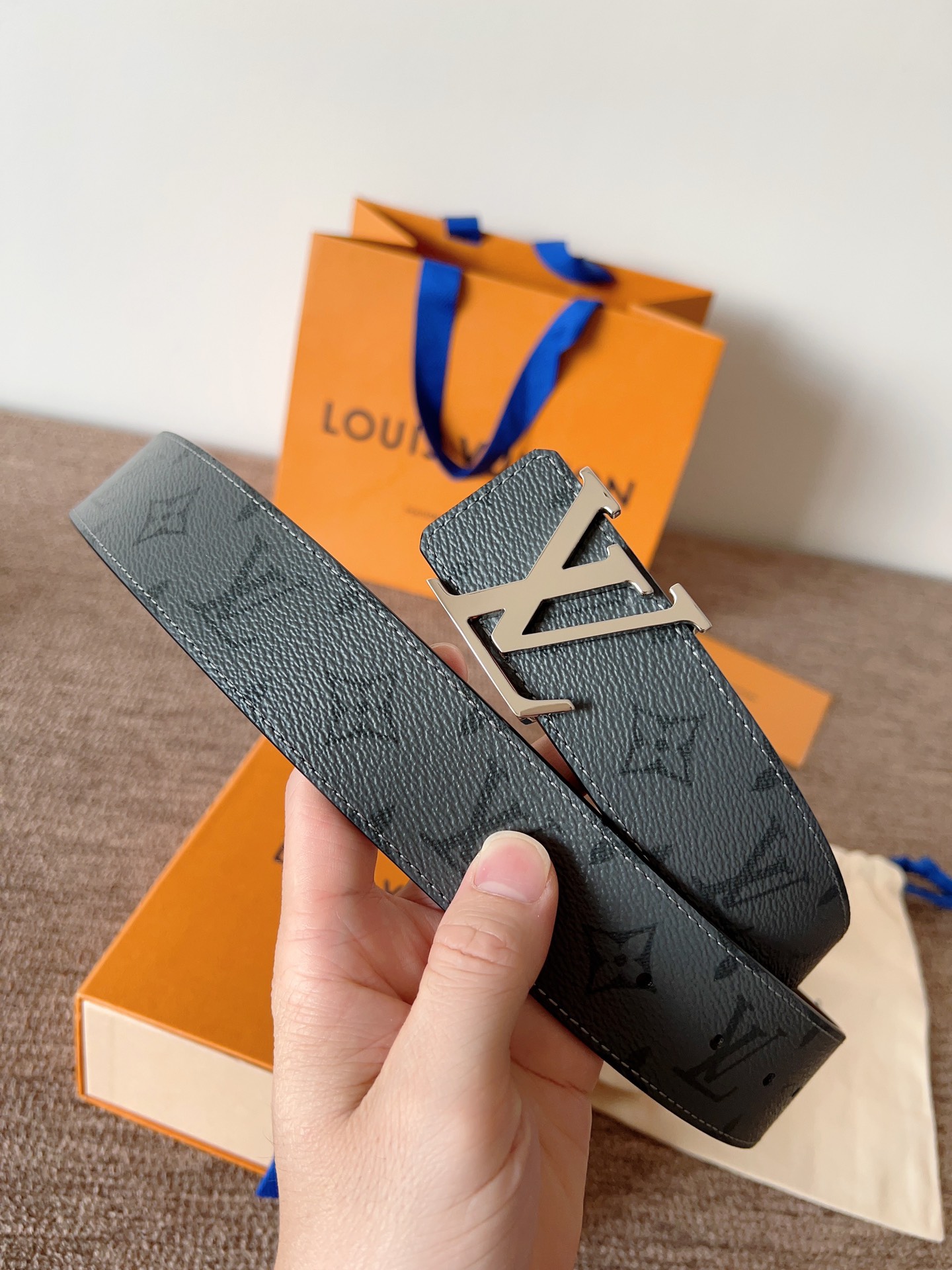 lv经典腰带配金属Logo，简约低调，但又时尚大气，不挑年龄，风格百搭。4.0