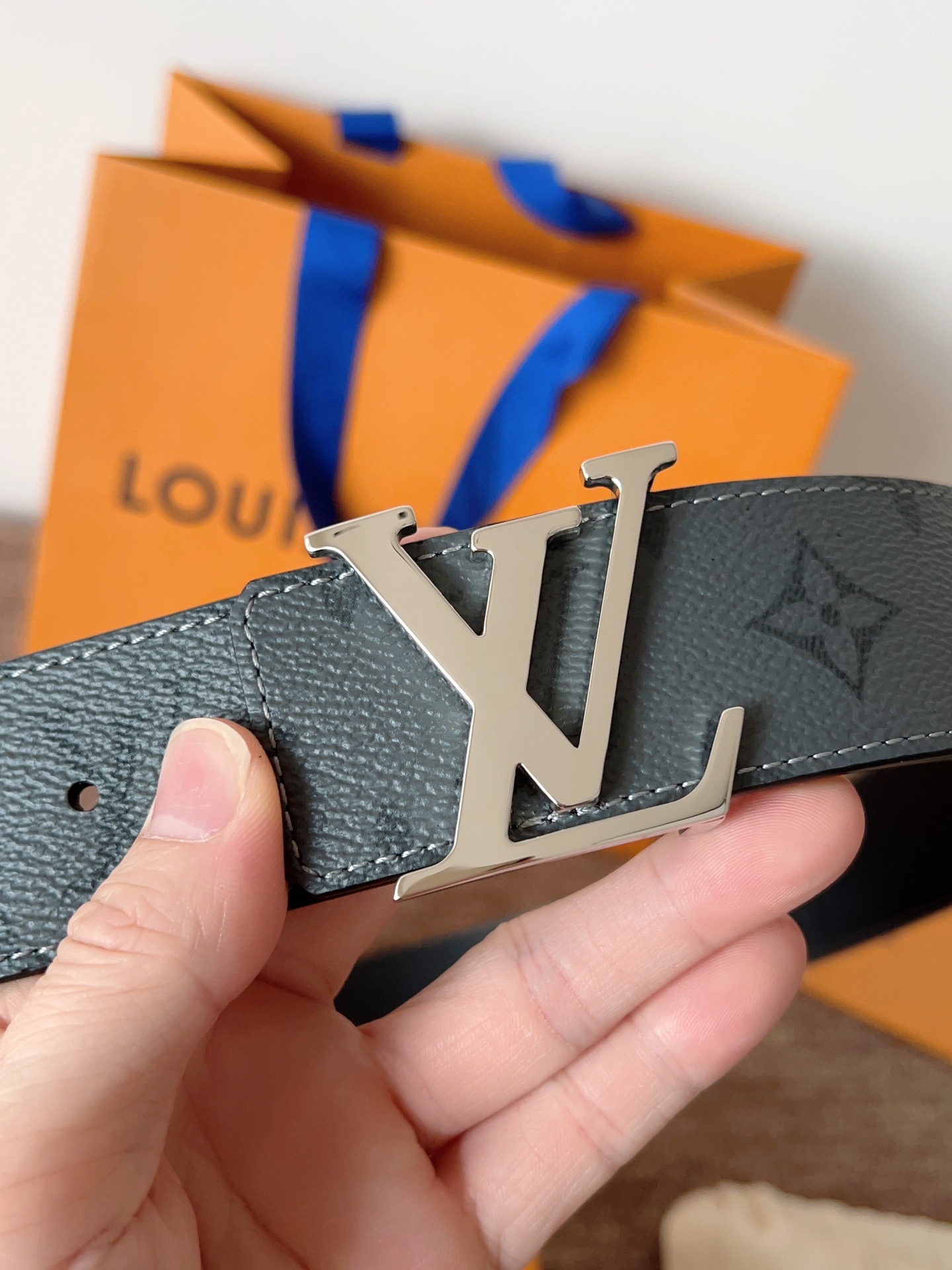 lv经典腰带配金属Logo，简约低调，但又时尚大气，不挑年龄，风格百搭。4.0