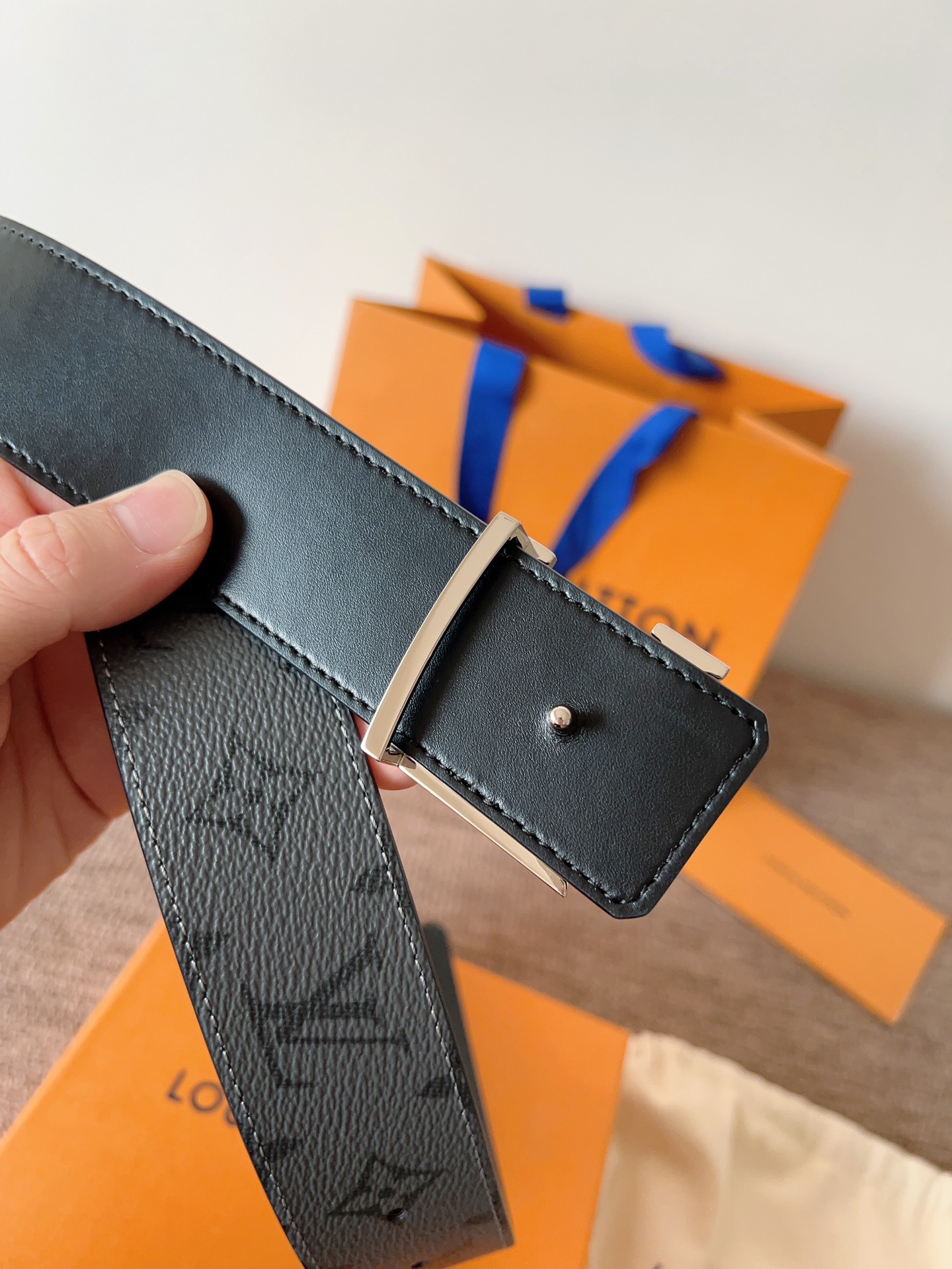 lv经典腰带配金属Logo，简约低调，但又时尚大气，不挑年龄，风格百搭。4.0