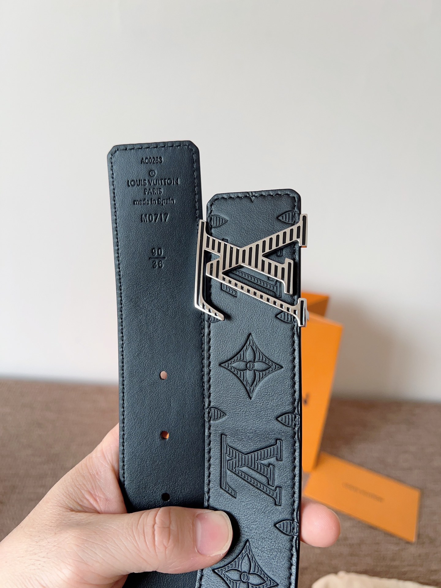 lv经典腰带配金属Logo，简约低调，但又时尚大气，不挑年龄，风格百搭。4.0