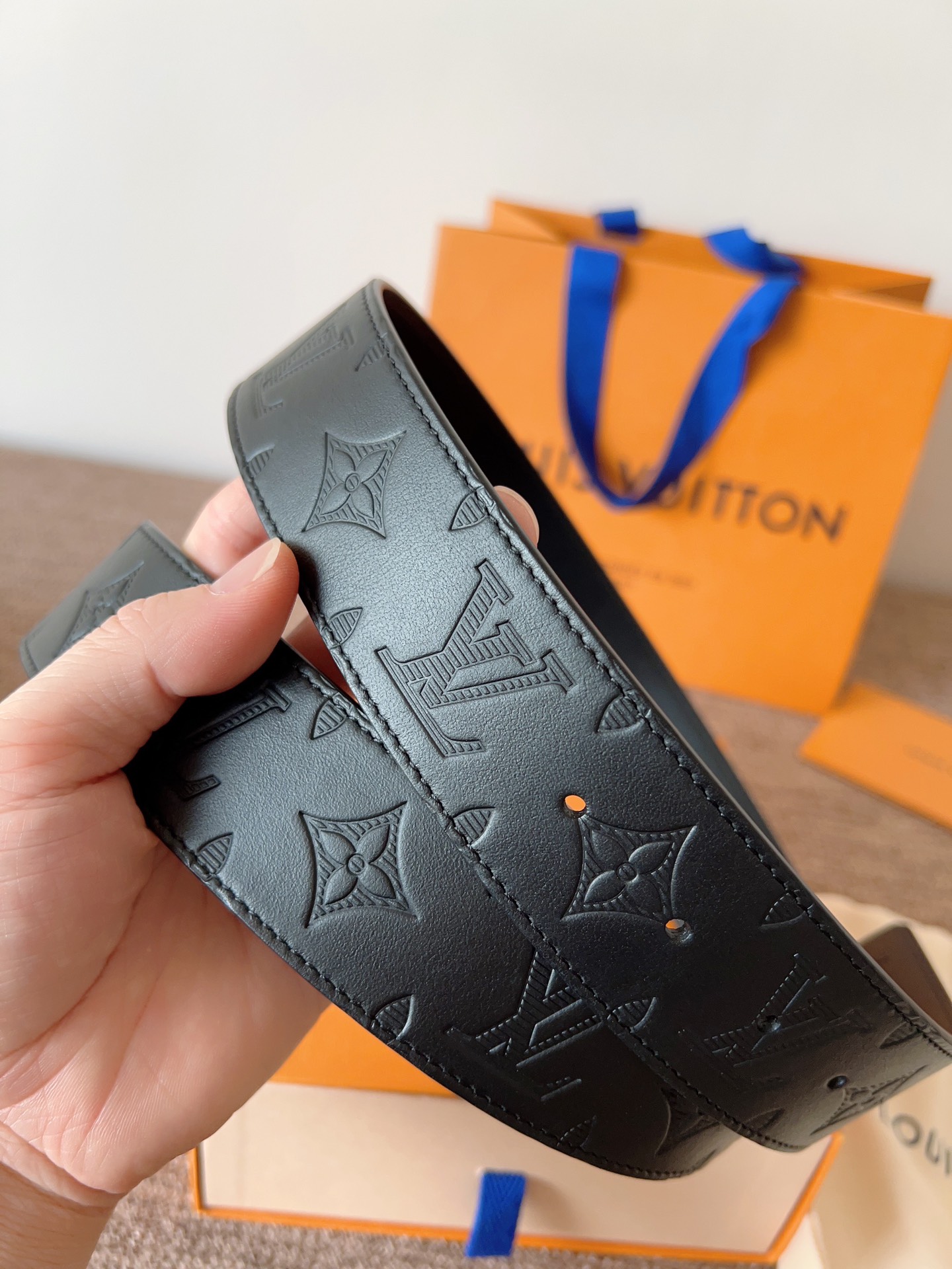 lv经典腰带配金属Logo，简约低调，但又时尚大气，不挑年龄，风格百搭。4.0