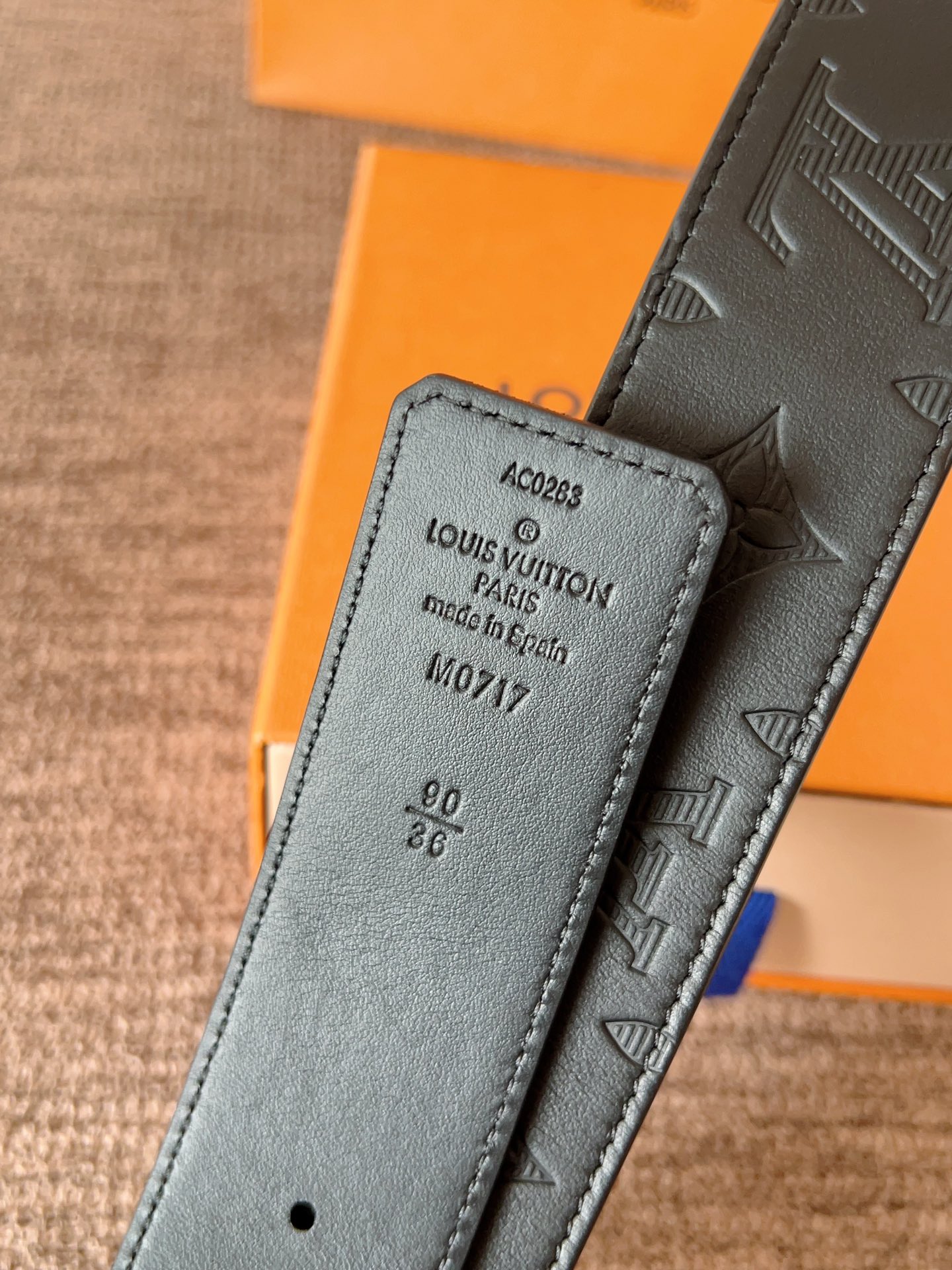 lv经典腰带配金属Logo，简约低调，但又时尚大气，不挑年龄，风格百搭。4.0