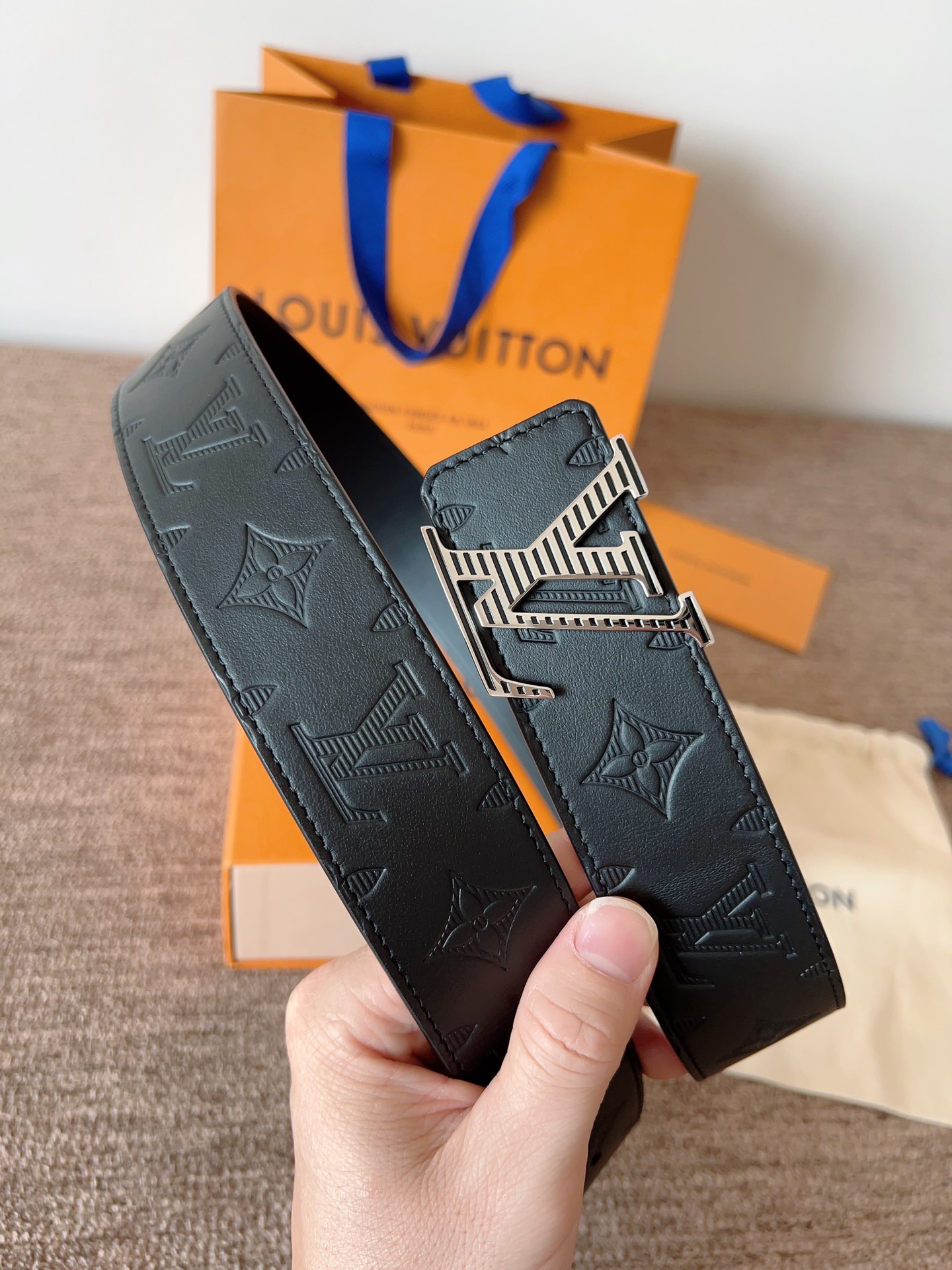 lv经典腰带配金属Logo，简约低调，但又时尚大气，不挑年龄，风格百搭。4.0