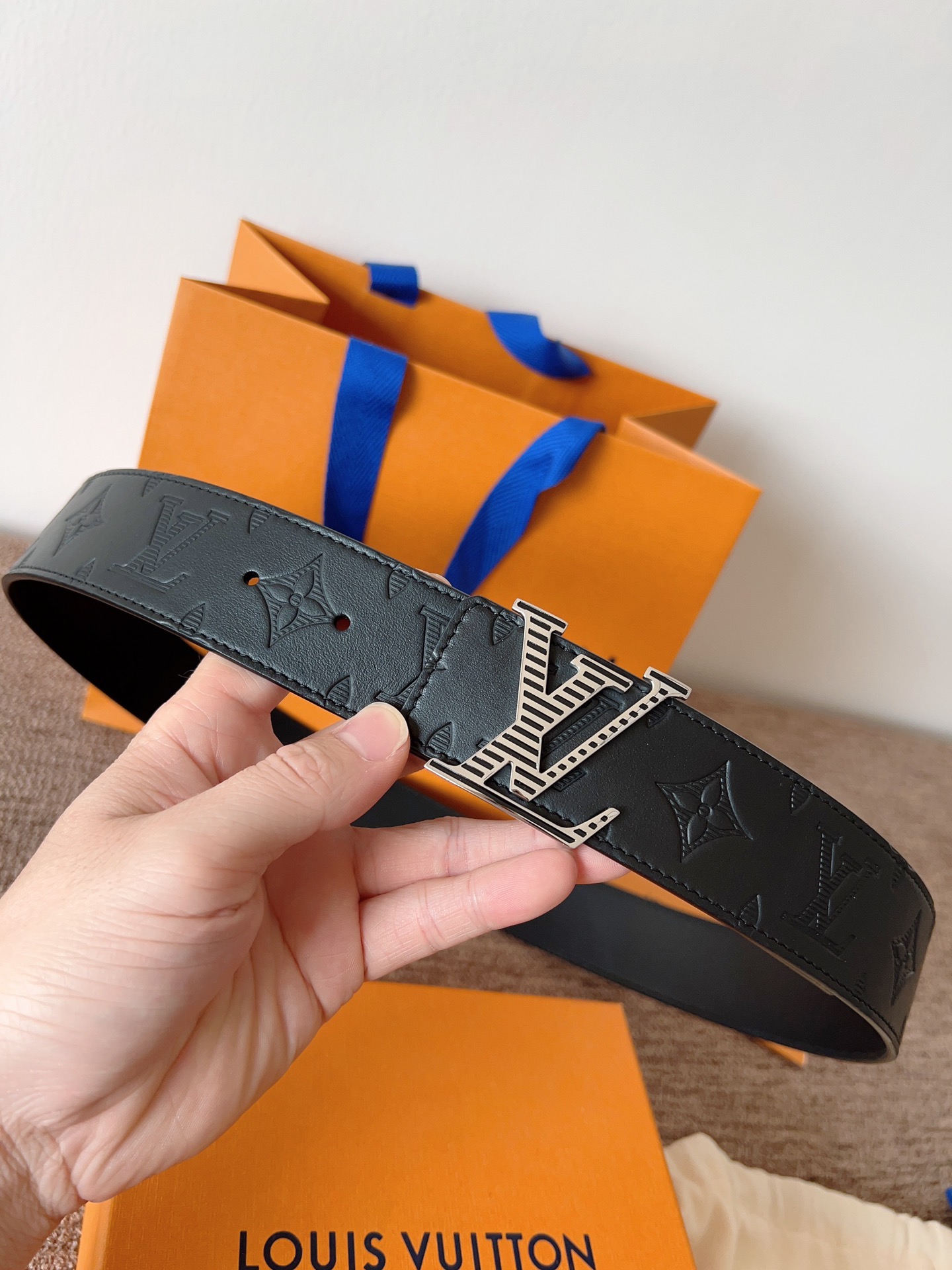 lv经典腰带配金属Logo，简约低调，但又时尚大气，不挑年龄，风格百搭。4.0