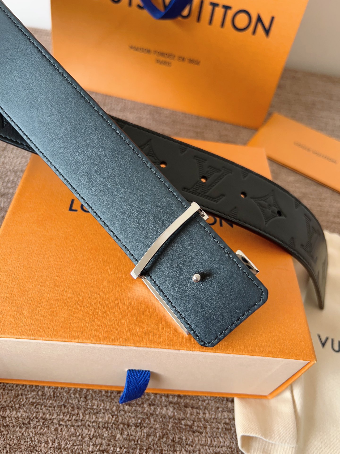 lv经典腰带配金属Logo，简约低调，但又时尚大气，不挑年龄，风格百搭。4.0