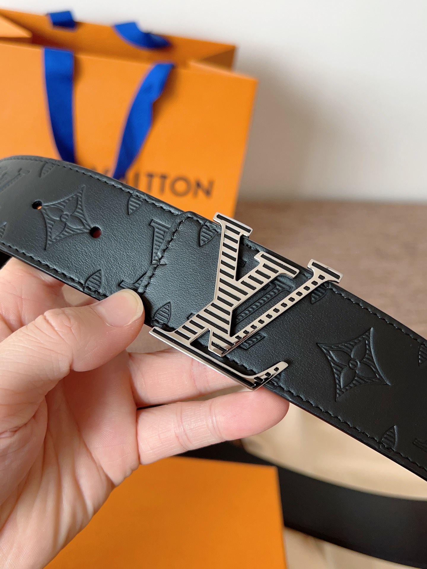 lv经典腰带配金属Logo，简约低调，但又时尚大气，不挑年龄，风格百搭。4.0