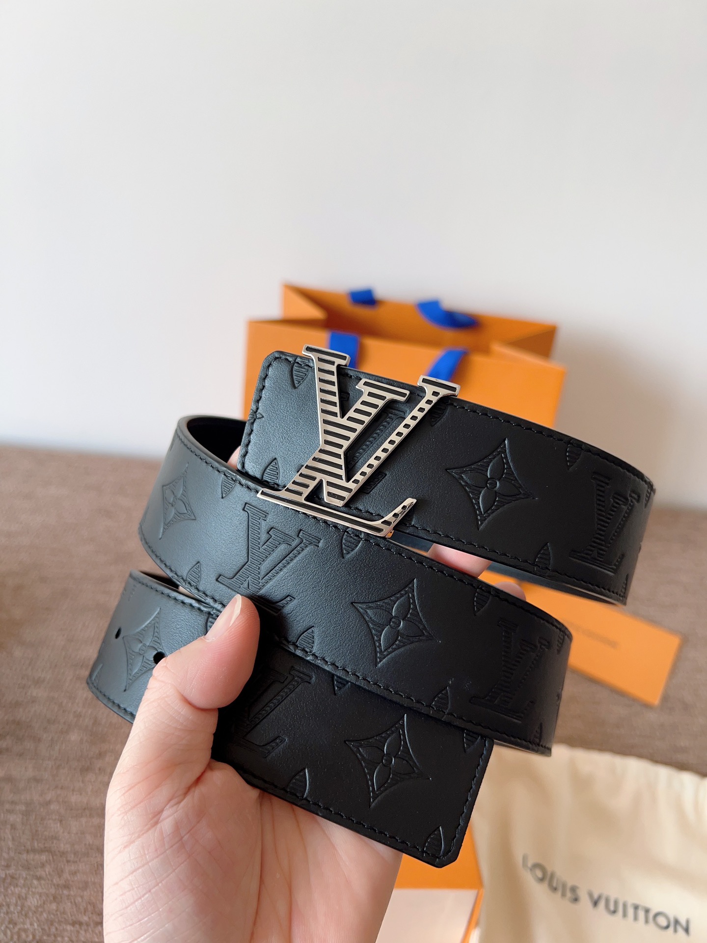 lv经典腰带配金属Logo，简约低调，但又时尚大气，不挑年龄，风格百搭。4.0