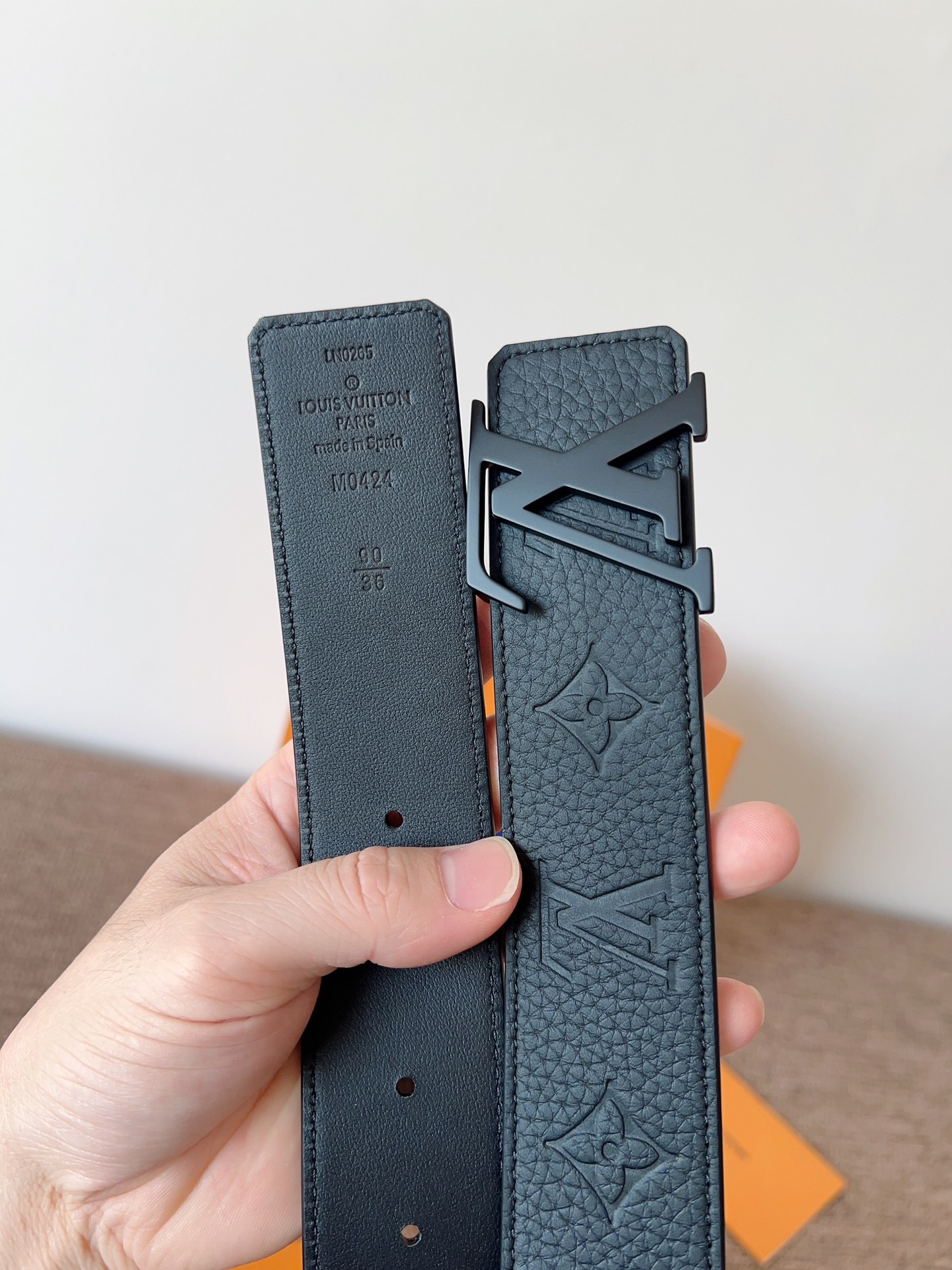 lv经典腰带配金属Logo，简约低调，但又时尚大气，不挑年龄，风格百搭。4.0