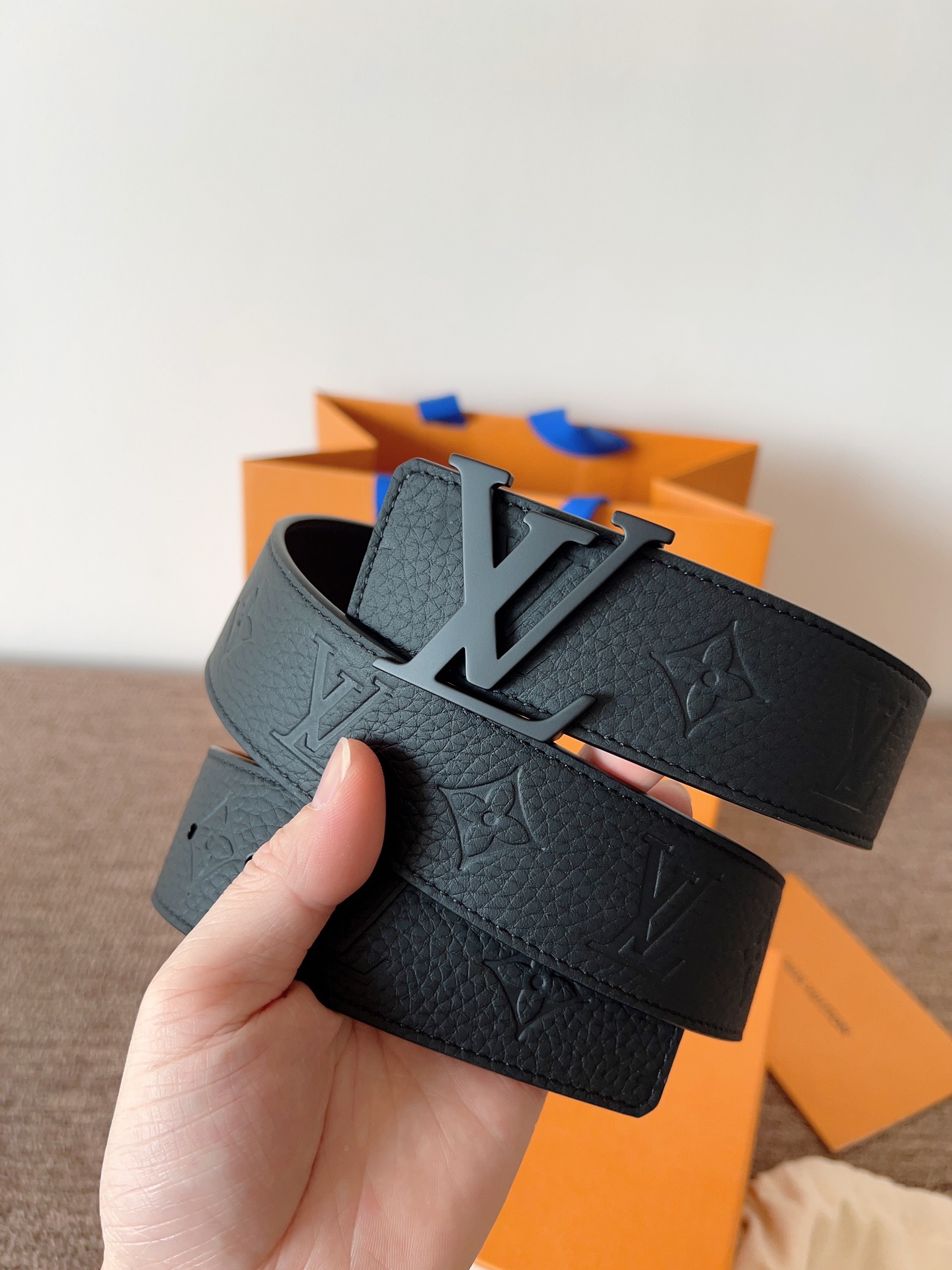 lv经典腰带配金属Logo，简约低调，但又时尚大气，不挑年龄，风格百搭。4.0