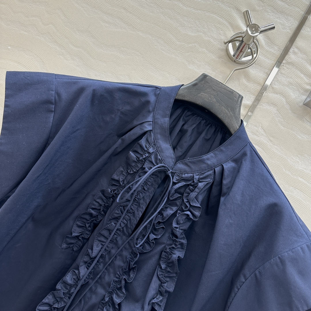 独家首发❤️原单品质，Row风长期主义。定位木耳花边条小飞袖衬衫！气质度假风。宽松版型立体系带设计细节感