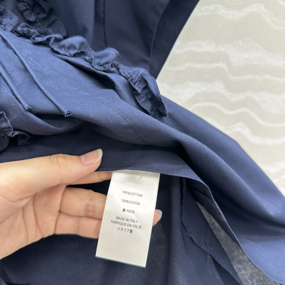 独家首发❤️原单品质，Row风长期主义。定位木耳花边条小飞袖衬衫！气质度假风。宽松版型立体系带设计细节感