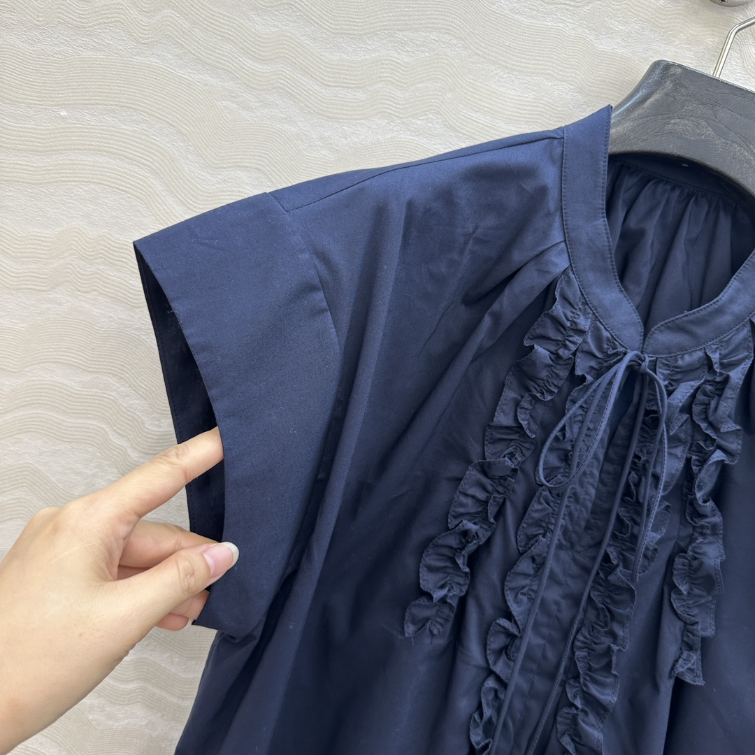 独家首发❤️原单品质，Row风长期主义。定位木耳花边条小飞袖衬衫！气质度假风。宽松版型立体系带设计细节感