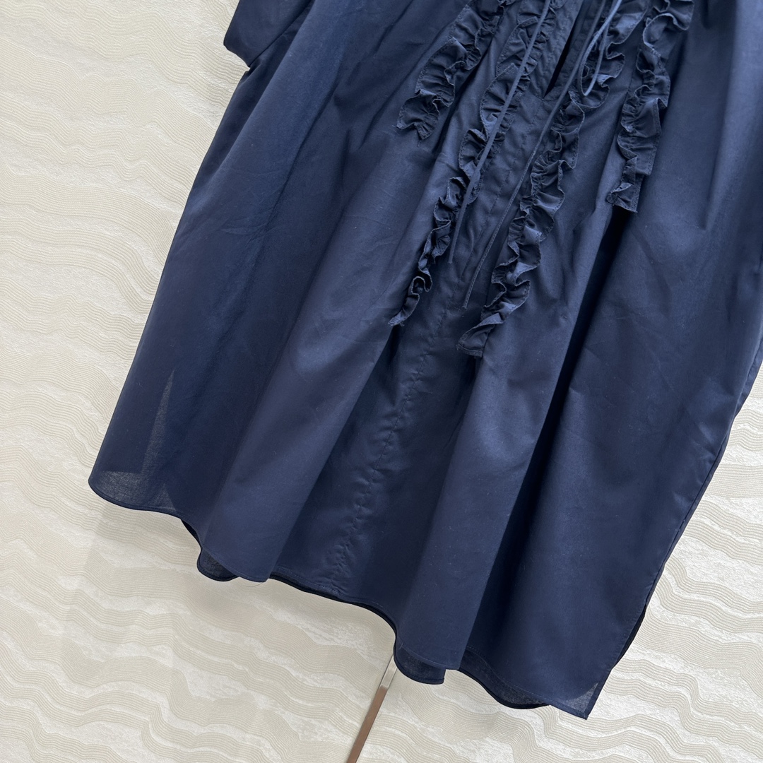 独家首发❤️原单品质，Row风长期主义。定位木耳花边条小飞袖衬衫！气质度假风。宽松版型立体系带设计细节感