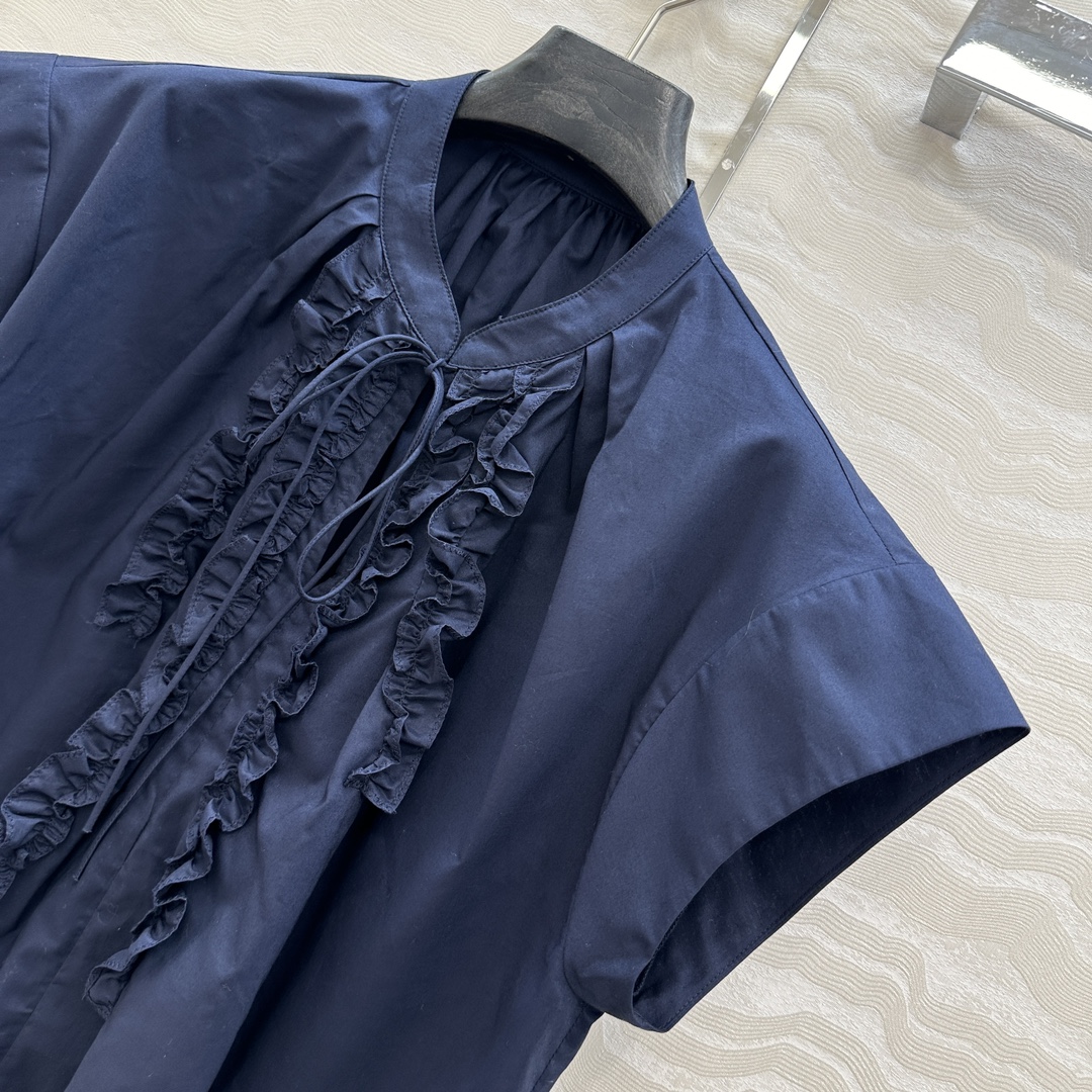 独家首发❤️原单品质，Row风长期主义。定位木耳花边条小飞袖衬衫！气质度假风。宽松版型立体系带设计细节感