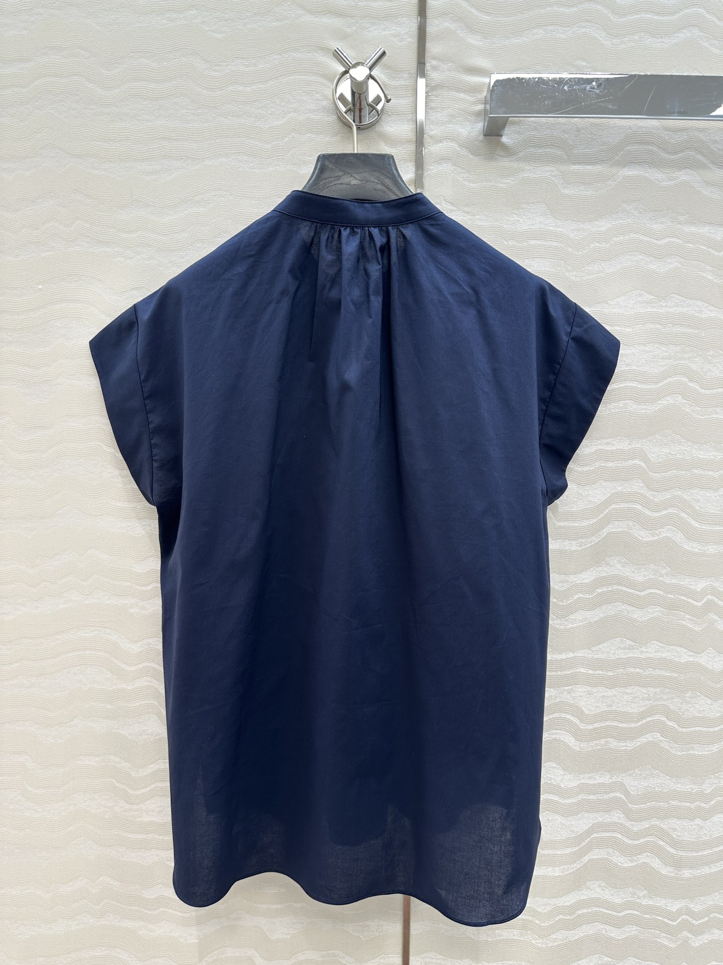 独家首发❤️原单品质，Row风长期主义。定位木耳花边条小飞袖衬衫！气质度假风。宽松版型立体系带设计细节感