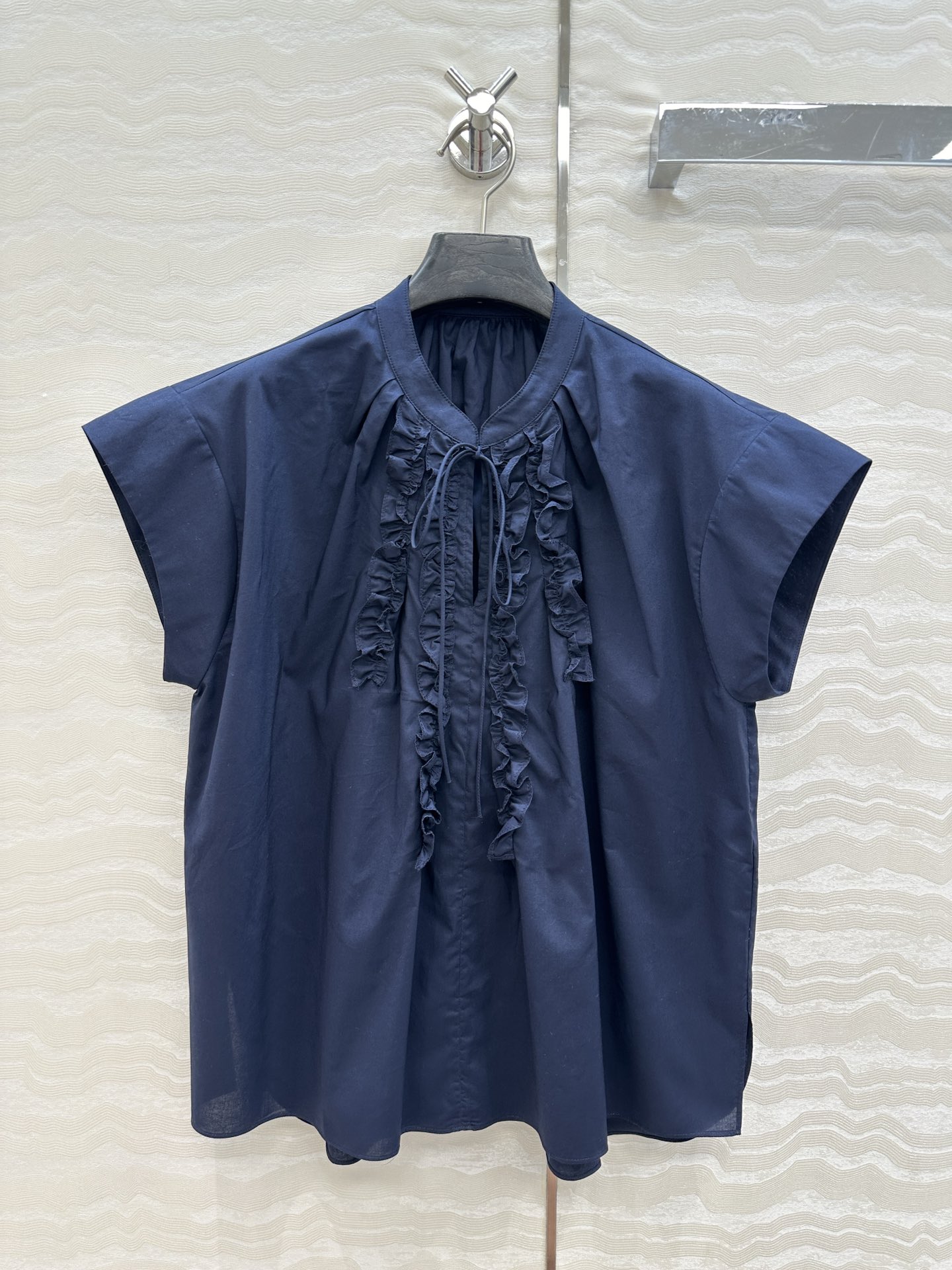 独家首发❤️原单品质，Row风长期主义。定位木耳花边条小飞袖衬衫！气质度假风。宽松版型立体系带设计细节感