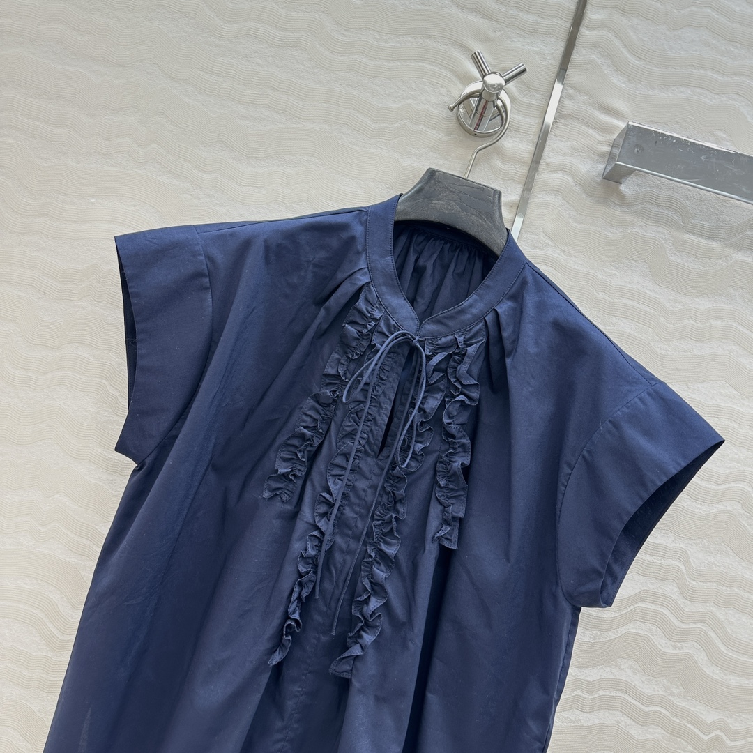 独家首发❤️原单品质，Row风长期主义。定位木耳花边条小飞袖衬衫！气质度假风。宽松版型立体系带设计细节感