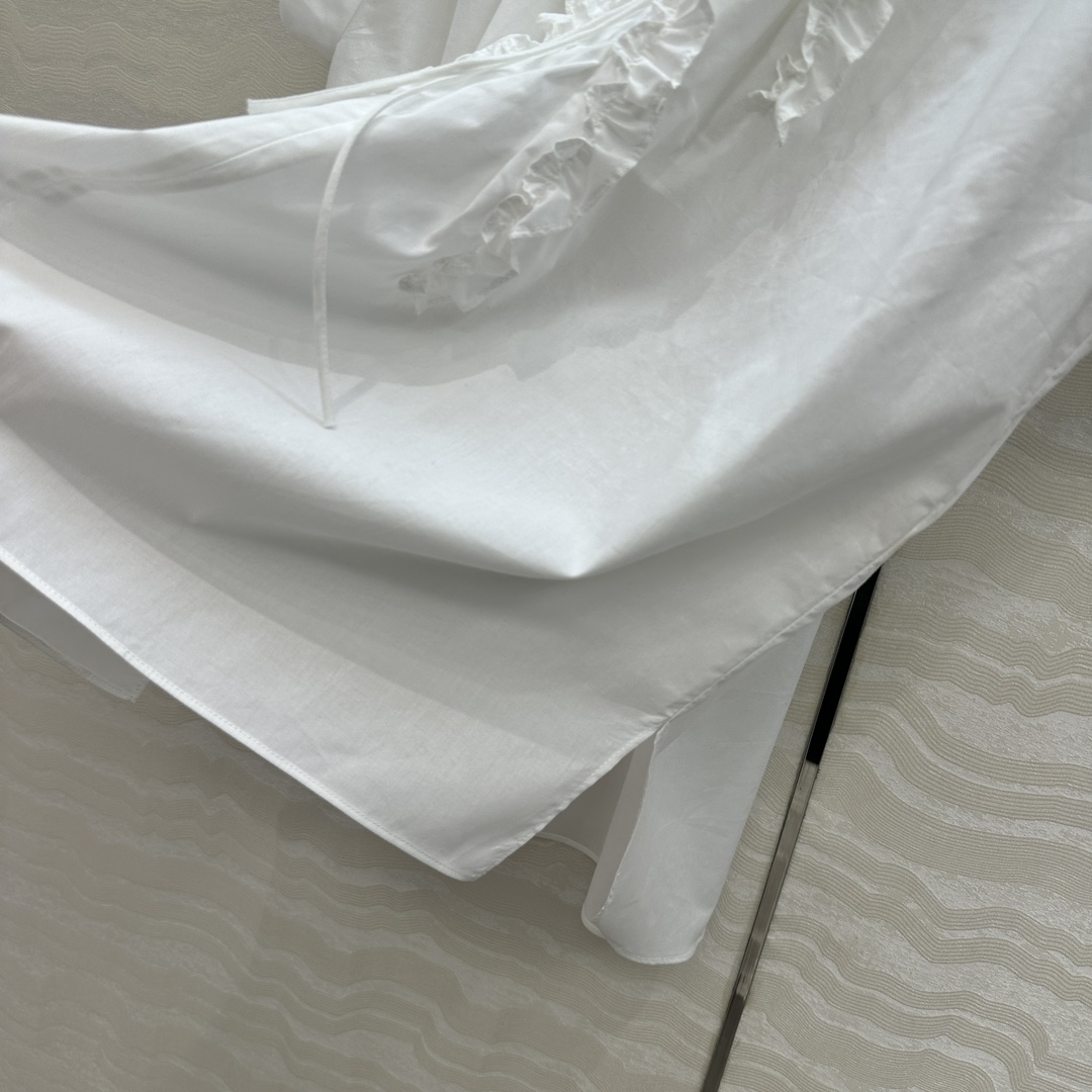 独家首发❤️原单品质，Row风长期主义。定位木耳花边条小飞袖衬衫！气质度假风。宽松版型立体系带设计细节感