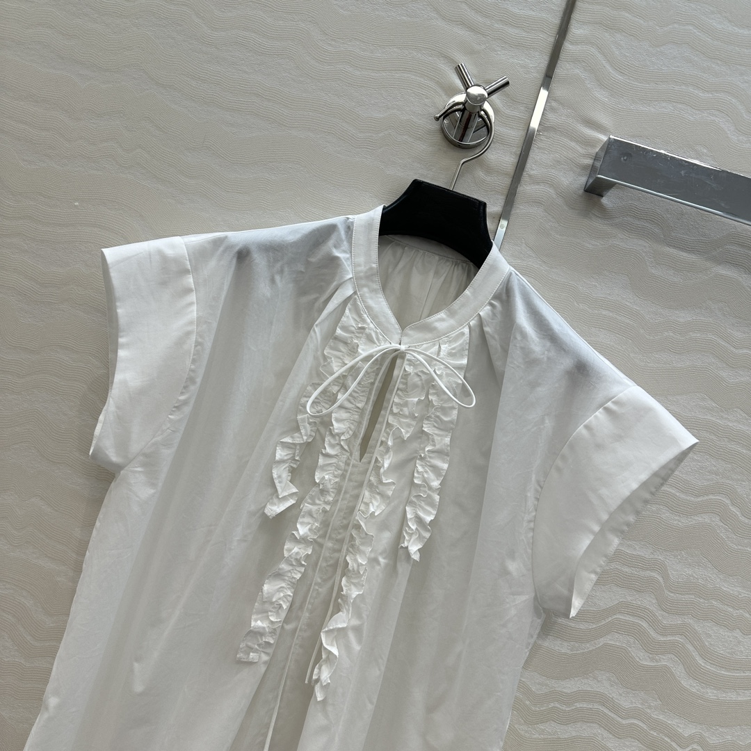 独家首发❤️原单品质，Row风长期主义。定位木耳花边条小飞袖衬衫！气质度假风。宽松版型立体系带设计细节感