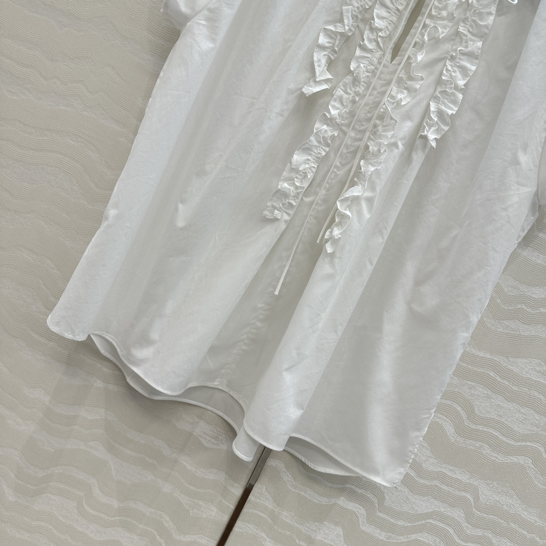 独家首发❤️原单品质，Row风长期主义。定位木耳花边条小飞袖衬衫！气质度假风。宽松版型立体系带设计细节感