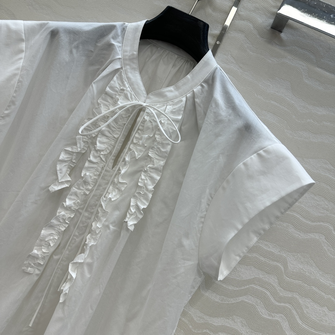 独家首发❤️原单品质，Row风长期主义。定位木耳花边条小飞袖衬衫！气质度假风。宽松版型立体系带设计细节感