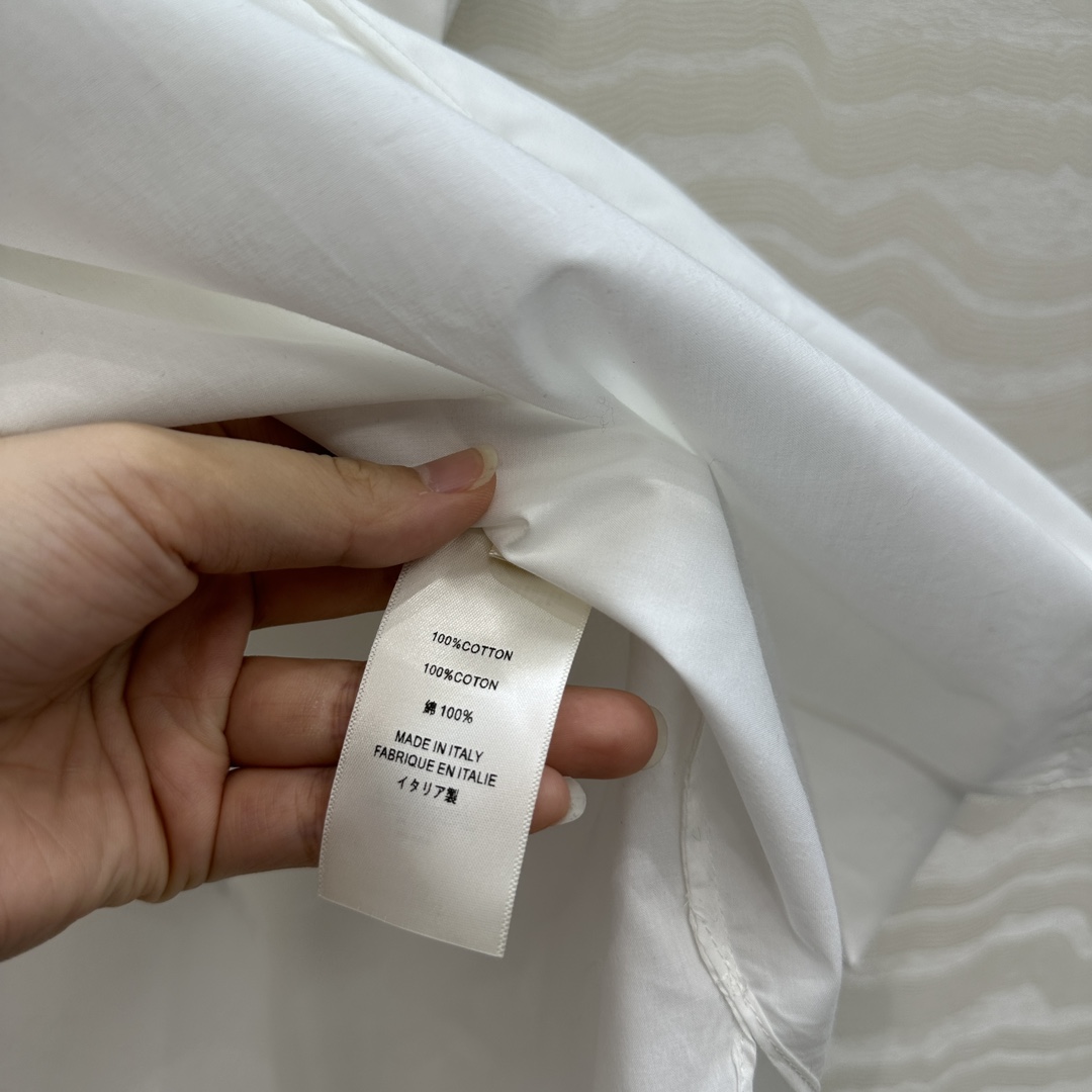 独家首发❤️原单品质，Row风长期主义。定位木耳花边条小飞袖衬衫！气质度假风。宽松版型立体系带设计细节感