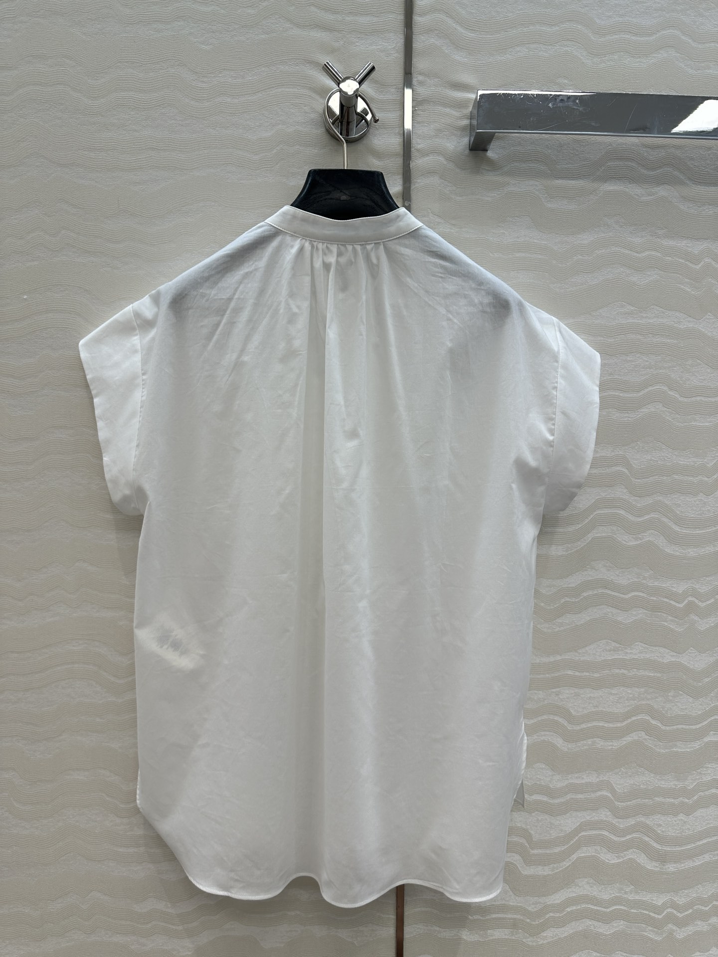 独家首发❤️原单品质，Row风长期主义。定位木耳花边条小飞袖衬衫！气质度假风。宽松版型立体系带设计细节感