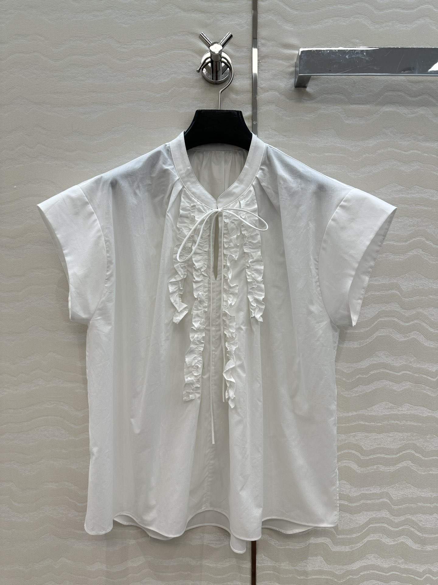 独家首发❤️原单品质，Row风长期主义。定位木耳花边条小飞袖衬衫！气质度假风。宽松版型立体系带设计细节感