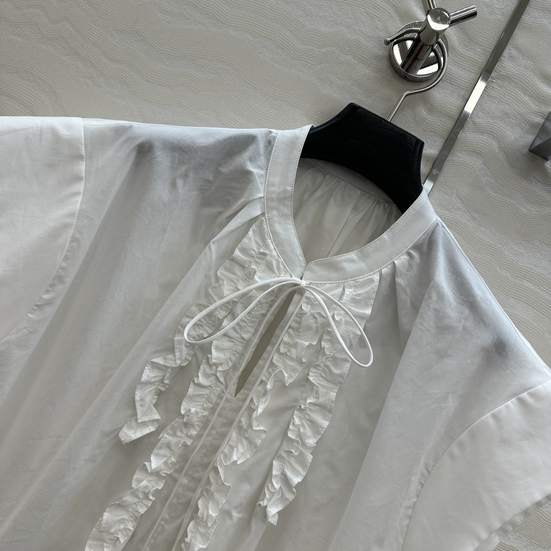 独家首发❤️原单品质，Row风长期主义。定位木耳花边条小飞袖衬衫！气质度假风。宽松版型立体系带设计细节感