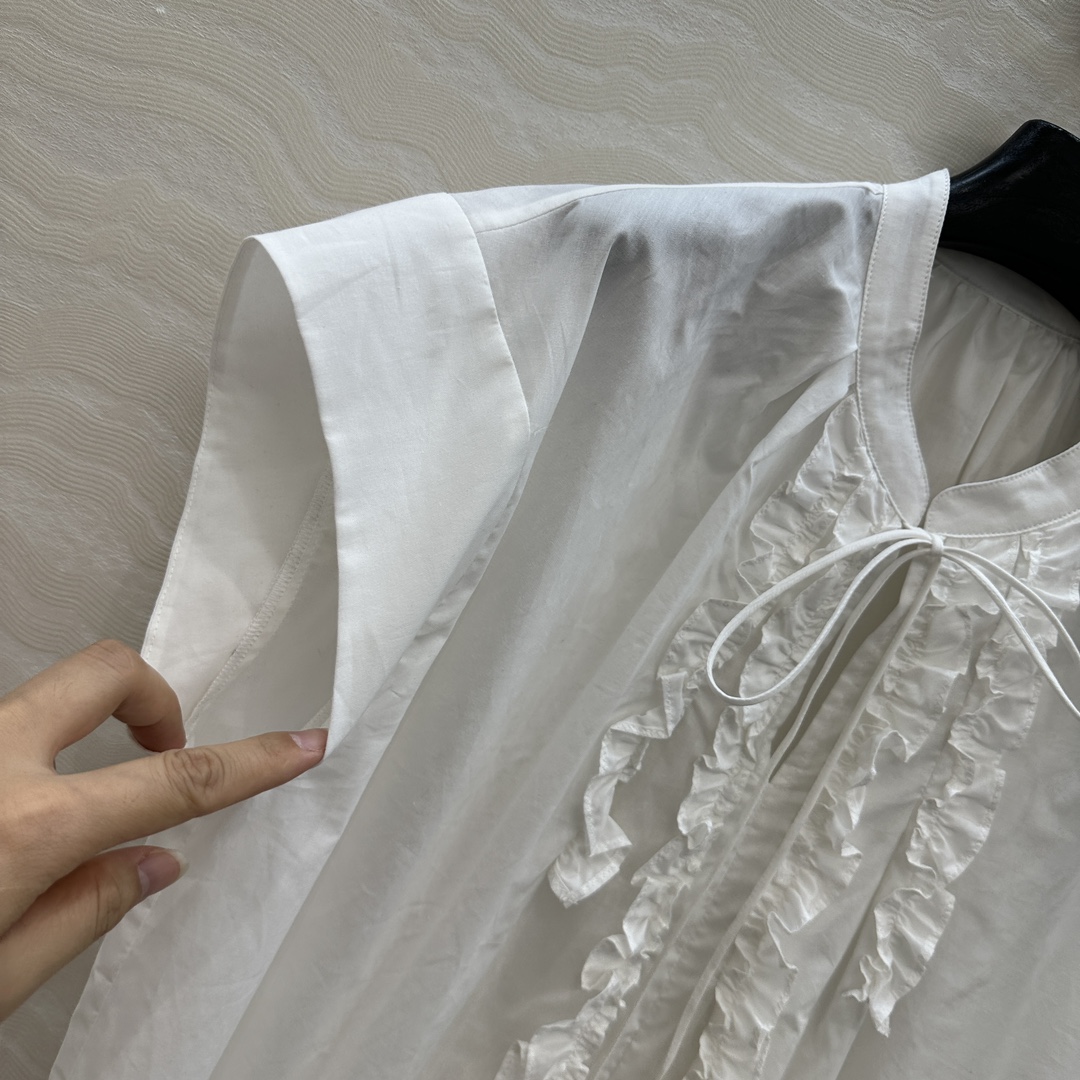 独家首发❤️原单品质，Row风长期主义。定位木耳花边条小飞袖衬衫！气质度假风。宽松版型立体系带设计细节感