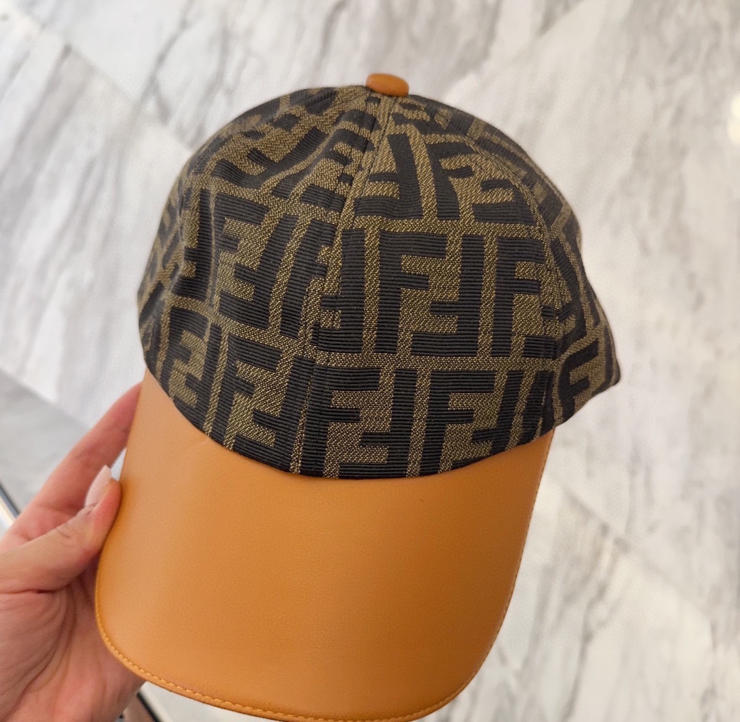 

芬迪25春夏款皮边棒球帽帽
颜值质感齐在线，完全不用考虑支撑性问题
放心拿下，配色超耐看👀
双F老花