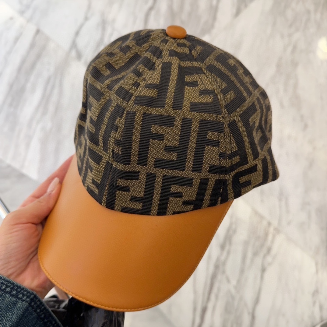 

芬迪25春夏款皮边棒球帽帽
颜值质感齐在线，完全不用考虑支撑性问题
放心拿下，配色超耐看👀
双F老花