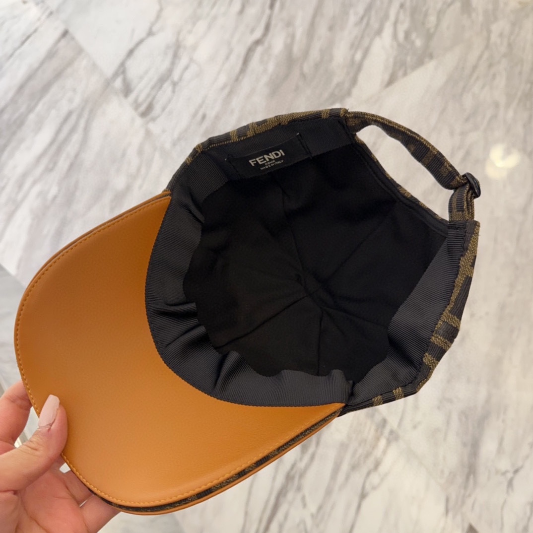 

芬迪25春夏款皮边棒球帽帽
颜值质感齐在线，完全不用考虑支撑性问题
放心拿下，配色超耐看👀
双F老花