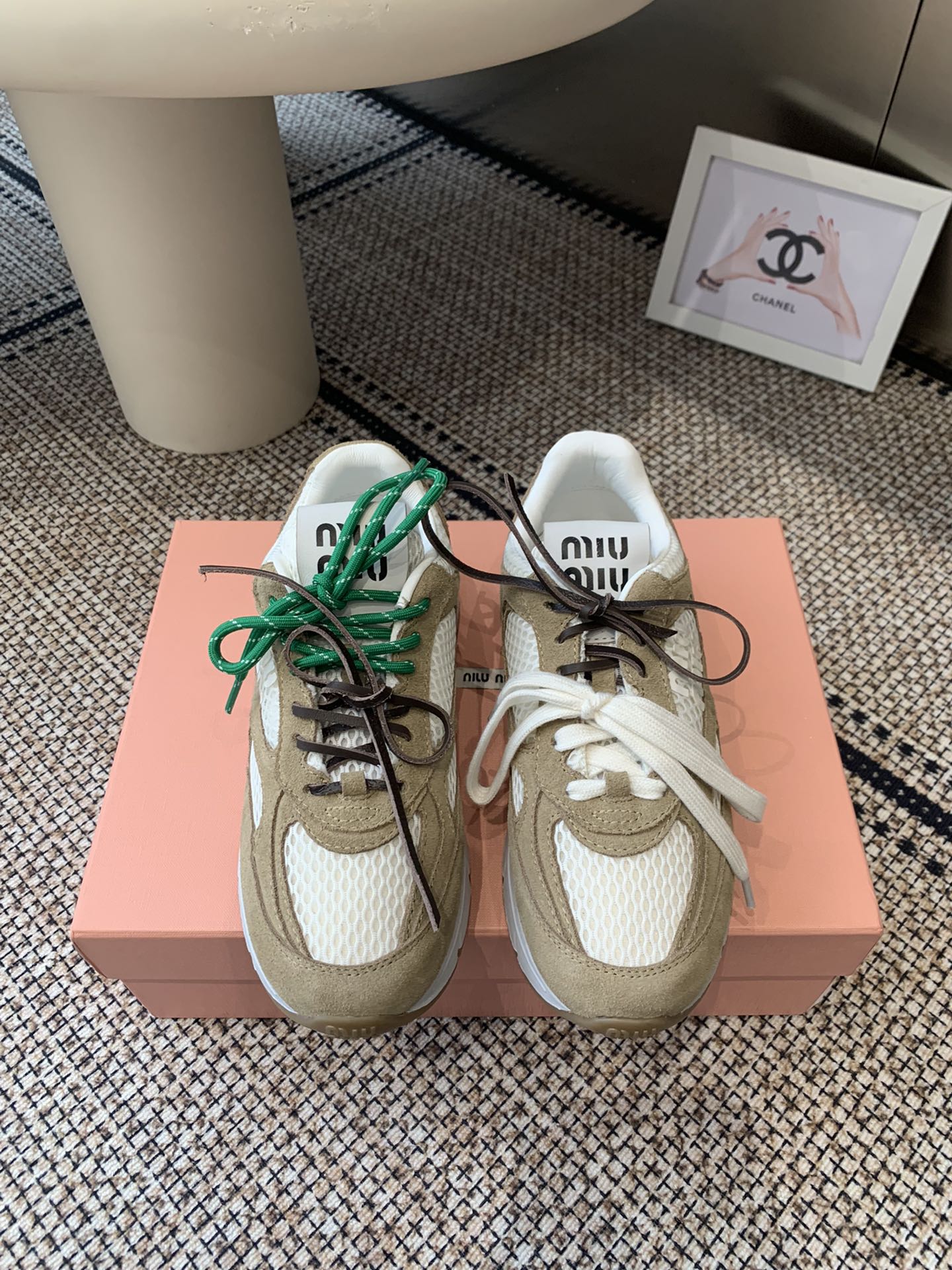 NO:512066,Miu Miu Miu latest retro style dad shoes. Sneakers are popular sports shoes. One that has to be bought ~ old fashioned, simple and high-end. It is very comfortable to match with the feet casually. It is a must-have for the year. The latest catwalk sports dad shoes that domestic and foreign bloggers have made a hit. The Xiaohongshu grass planting series is retro and fashionable. The beautiful and simple sports board shoe design, with a very recognizable tongue, creating a Buddhist sweet casual style~~ The aura on the feet is very casually matched. Mainstream double shoelace design. The main feature is a fashion. It uses imported cowhide leather mesh material. The inner mixed-bred sheepskin original open-molded sole. Size 35-44, casual shoes/sports shoes, miumiu, sneakers, cowhide, sheepskin19860909Miu Miu 缪缪 最新款复古风老爹鞋 运动鞋颜值担当火爆款运动鞋 不得不入的一款～做旧时尚,简约高级 随意搭配上脚非常舒适,年度必入款 最新走秀款运动老爹鞋国内外博主刷爆的一款 小红书种草系列复古又时髦上脚美炸了简约的运动板鞋设计,极具辨识度的鞋舌,打造佛系甜美的休闲风~~上脚气场十足随意搭配 主流双鞋带设计 主打一个时尚 选用进口牛皮磨砂皮网纱材质 内里混种羊皮里 原版开模大底 码数35-44,休闲鞋/运动鞋,miumiu,sneakers,cowhide,sheepskin,Women's Shoes