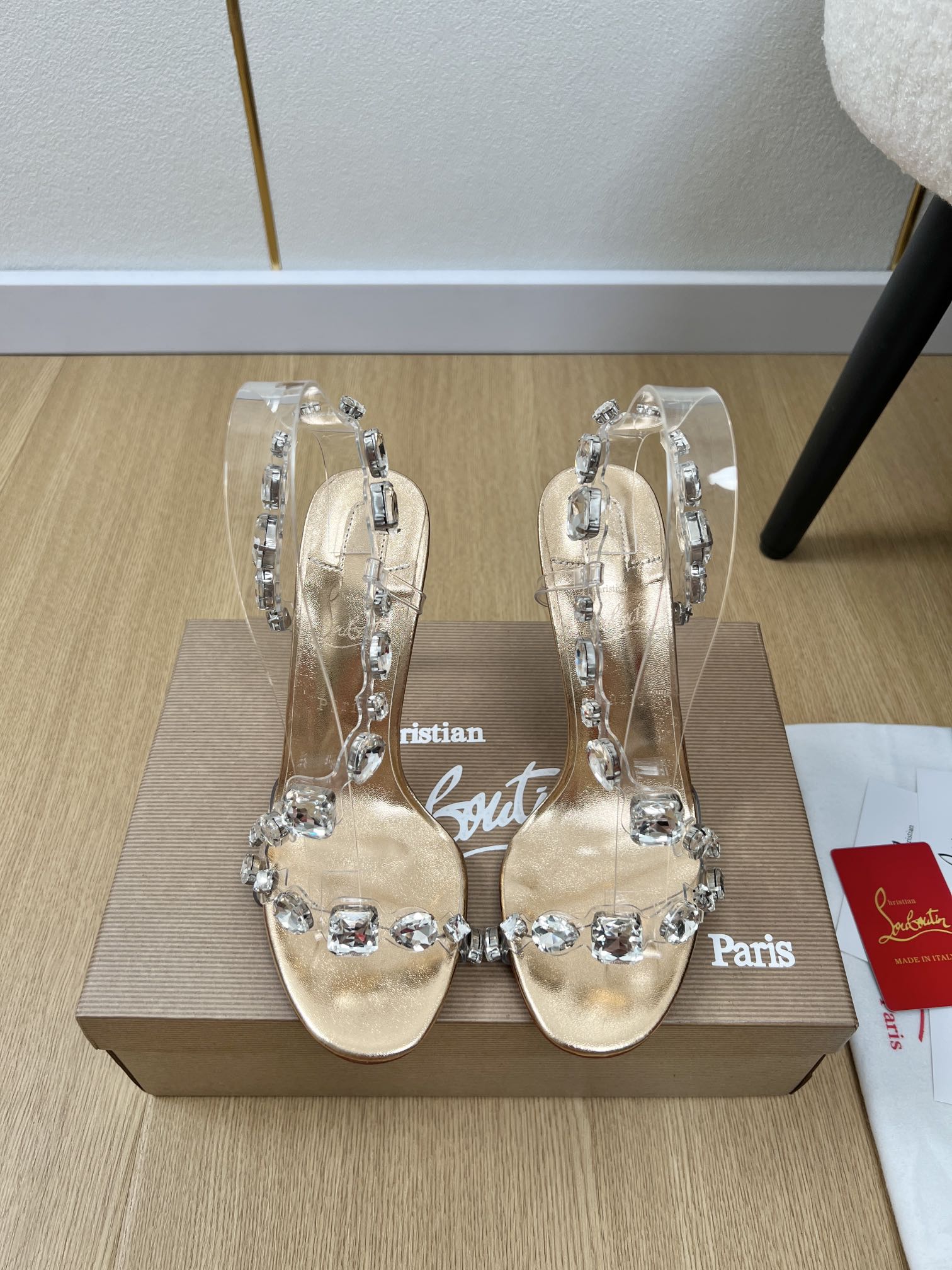 NO:407332,Christian Louboutin | 2025 CL Home 2025 Spring and Summer New Products, the latest hot CL red-soled shoes high heel sandals series, original purchase and development, making goods, except for the good-looking and useless high heels, rhinestone high heels, women's sandals, rhinestones are embellished with exquisite diamonds, shining, lively and perfect, perfect taste, and very pure. The temperament of the celebrity is full of feminineness, and the foot feels full of summer, really needs versatile shoes. It looks good no matter how you match it, the casual and high-end feeling is also great. It is paired with various shorts and skirts, it is very fashionable and beautiful. The rhinestone matching design is perfectly integrated into the joy of playfulness and elegance. Wear it and dance a cheerful swing dance. The upper imported transparent PVC film + diamonds, inner sheepskin footbed, imported sole imported leather sole, heel height 10.5cm  Size 35-43 (40.41.42.43 customized), high heels sandals, christian louboutin, christian louboutin, louis vuitton, sandals, high heels, skirts, shorts, sheepskin, Leather soles19860909Christian Louboutin | 2025 CL家2025春夏新品 专柜最新爆款CL红底鞋高跟凉鞋系列 原版购入开发 做货 除了好看一无是处的高跟鞋水钻高跟鞋女士凉鞋,水钻点缀以精致大钻,闪耀灵动盈润完美味儿特别纯正 名媛气质女人味十足,脚感满分夏天真的太需要百搭鞋了,怎么搭配都好看,随意且高级的感觉舒适度也很棒,搭配各种短裤短裙,潮爆了 超好看百搭 水钻搭配设计完美融合在俏皮和优雅问无缝切换的快乐,穿上它跳起欢快的摇摆舞吧 鞋面进口透明PVC胶片+钻石 内里羊皮垫脚 大底进口真皮大底 跟高 10.5cm 码数35-43（40.41.42.43定制）,高跟鞋凉鞋,christian louboutin,christian louboutin,louis vuitton,sandals,high heels,skirts,shorts,sheepskin,Leather soles,Women's Shoes