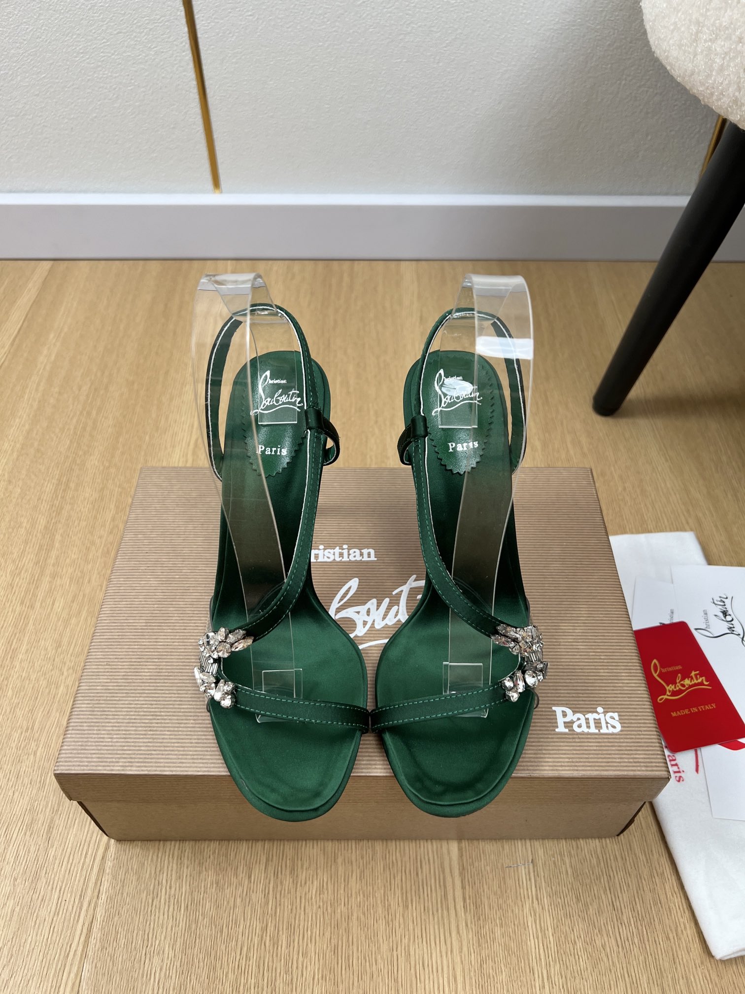 NO:407334,Christian Louboutin | 2025 CL Home 2025 Spring and Summer New Products, the latest hot CL red-soled shoes high heel sandals series, original purchase and development, making goods, except for the good-looking and useless high heels, rhinestone high heels, women's sandals, rhinestones are embellished with exquisite diamonds, shining, lively and perfect, perfect taste, and very pure. The temperament of the celebrity is full of feminineness, and the foot feel is full of summer. It really needs versatile shoes. It looks good no matter how you match it, and the casual and high-end feeling is also great. It is paired with various shorts and skirts, it is very fashionable and beautiful. The rhinestone matching design is perfectly integrated into the joy of playfulness and elegance. Wear it and dance a cheerful swing dance. Imported silk + diamonds on the upper, inner sheepskin/silk footbed, imported leather sole, heel height 10.5cm  Size 35-43 (40.41.42.43 customized), high heels sandals, christian louboutin, christian louboutin, louis vuitton, sandals, high heels, skirts, shorts, sheepskin, real silk, Leather soles19860909Christian Louboutin | 2025 CL家2025春夏新品 专柜最新爆款CL红底鞋高跟凉鞋系列 原版购入开发 做货 除了好看一无是处的高跟鞋水钻高跟鞋女士凉鞋,水钻点缀以精致大钻,闪耀灵动盈润完美味儿特别纯正 名媛气质女人味十足,脚感满分夏天真的太需要百搭鞋了,怎么搭配都好看,随意且高级的感觉舒适度也很棒,搭配各种短裤短裙,潮爆了 超好看百搭 水钻搭配设计完美融合在俏皮和优雅问无缝切换的快乐,穿上它跳起欢快的摇摆舞吧 鞋面进口真丝+钻石 内里羊皮/真丝垫脚 大底进口真皮大底 跟高 10.5cm 码数35-43（40.41.42.43定制）,高跟鞋凉鞋,christian louboutin,christian louboutin,louis vuitton,sandals,high heels,skirts,shorts,sheepskin,real silk,Leather soles,Women's Shoes