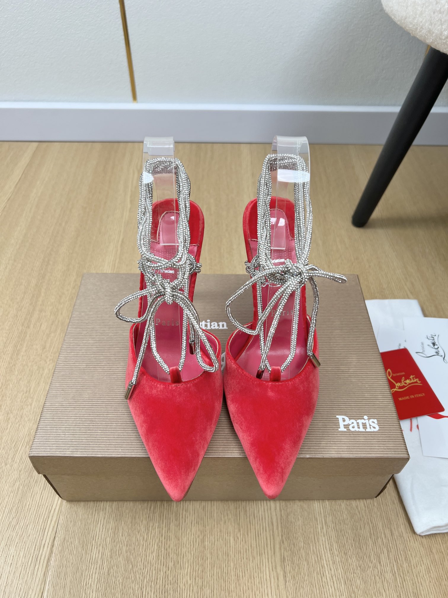 NO:407336,Christian Louboutin | 2025 CL Home 2025 Spring and Summer New Products, the latest hot CL red-soled shoes, high-heeled pointed toe back empty sandals series, original purchase and development, making goods, except for good-looking, useless high-heeled shoes, rhinestone high-heeled shoes, women's sandals, rhinestones embellished with exquisite large diamonds, shining, lively and perfect, perfect taste, very pure, celebrity temperament and feminine, full of foot feeling, really need versatile shoes in summer, it looks good no matter how you match it, casual and high-end feel and comfortable, it is also very fashionable, and it is fashionable and beautiful. The rhinestone matching design is perfectly integrated into the joy of playfulness and elegance, and ask for the joy of seamless switching. Wear it and dance a cheerful swing dance. Upper imported velvet/silk hot diamonds, inner sheepskin, imported leather sole, heel height 8.5cm  Size 35-43 (40.41.42.43 customized), high heels sandals, christian louboutin, christian louboutin, louis vuitton, sandals, high heels, skirts, shorts, sheepskin, real silk, Leather soles19860909Christian Louboutin | 2025 CL家2025春夏新品 专柜最新爆款CL红底鞋高跟尖头后空凉鞋系列 原版购入开发 做货 除了好看一无是处的高跟鞋水钻高跟鞋女士凉鞋,水钻点缀以精致大钻,闪耀灵动盈润完美味儿特别纯正 名媛气质女人味十足,脚感满分夏天真的太需要百搭鞋了,怎么搭配都好看,随意且高级的感觉舒适度也很棒,搭配各种短裤短裙,潮爆了 超好看百搭 水钻搭配设计完美融合在俏皮和优雅问无缝切换的快乐,穿上它跳起欢快的摇摆舞吧 鞋面进口丝绒/真丝烫钻 内里羊皮 大底进口真皮大底 跟高 8.5cm 码数35-43（40.41.42.43定制）,高跟鞋凉鞋,christian louboutin,christian louboutin,louis vuitton,sandals,high heels,skirts,shorts,sheepskin,real silk,Leather soles,Women's Shoes