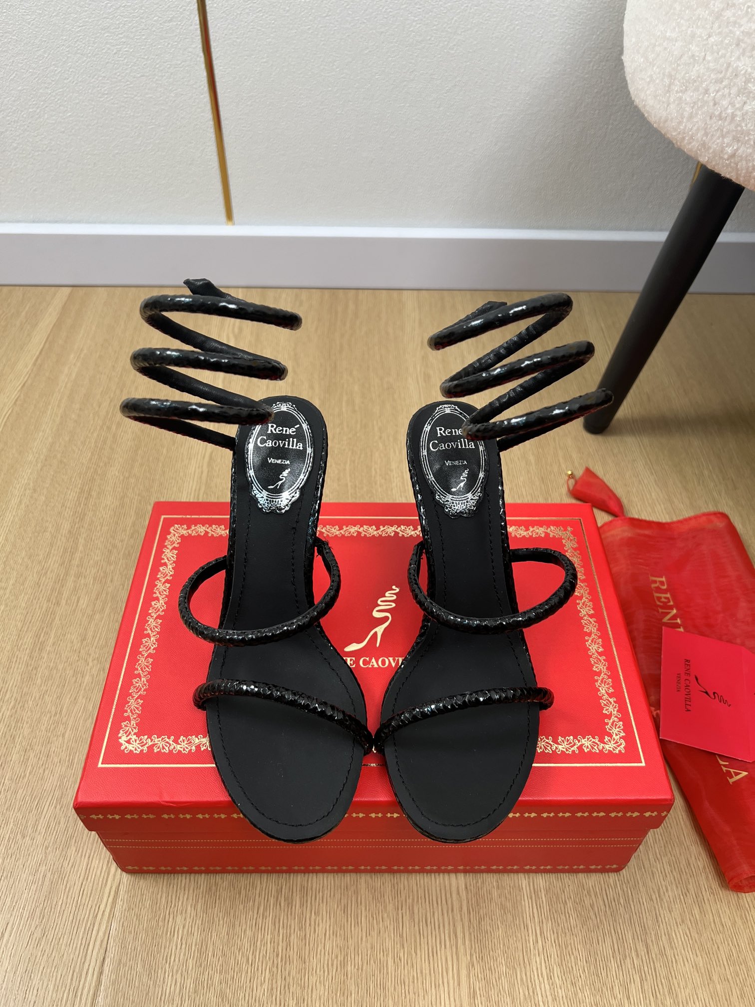 NO:407338,RENE CAOVILLA | 2025 RC Home 2025 Early Spring New Products, the latest classic snake-shaped wrap-up high heel sandals series for counters. RC is not only good-looking, but useless, with rhinestone snake-shaped straps, high heels, women's sandals, always fairy-like snake-shaped straps, surround the ankles, shines, agile, smooth and perfect taste, and is particularly pure. The temperament of the celebrity is full of feminineness, and the foot feels full of summer really needs versatile shoes. It looks good no matter how you match it, and the casual and advanced feeling is also great. It is paired with various shorts and skirts, and it is very fashionable. Super beautiful and versatile. The rhinestone matching design is perfectly integrated into the joy of playfulness and elegance. Wear it and dance a cheerful swing dance. Original custom fabric of upper, inner sheepskin footbed sheepskin, original uniform flash silver leather sole (gold buckle)  Heel height 9.5cm Size 34-43 (customized by 34.40.41.42.43) Packaging counter packaging (with mesh bags, spare diamonds), high heels, sandals, rene caovilla, rene caovilla, chanel, sandals, high heels, skirts, shorts, sheepskin, Leather soles19860909RENE CAOVILLA 芮妮乔薇拉 | 2025 RC家2025早春新品 专柜最新经典款蛇形缠绕高跟凉鞋系列 RC除了好看一无是处的高跟鞋水钻蛇形绑带高跟鞋女士凉鞋,永远仙气十足的蛇形系带环绕足踝,闪耀灵动盈润完美味儿特别纯正 名媛气质女人味十足,脚感满分夏天真的太需要百搭鞋了,怎么搭配都好看,随意且高级的感觉舒适度也很棒,搭配各种短裤短裙,潮爆了 超好看百搭 水钻搭配设计完美融合在俏皮和优雅问无缝切换的快乐,穿上它跳起欢快的摇摆舞吧 鞋面原版定制面料 内里羊皮 垫脚羊皮 大底原版一致闪银真皮大底（金扣） 跟高9.5cm 码数34-43（34.40.41.42.43定制） 包装专柜包装（配网纱袋、备用钻）,高跟鞋凉鞋,rene caovilla,rene caovilla,chanel,sandals,high heels,skirts,shorts,sheepskin,Leather soles,Women's Shoes