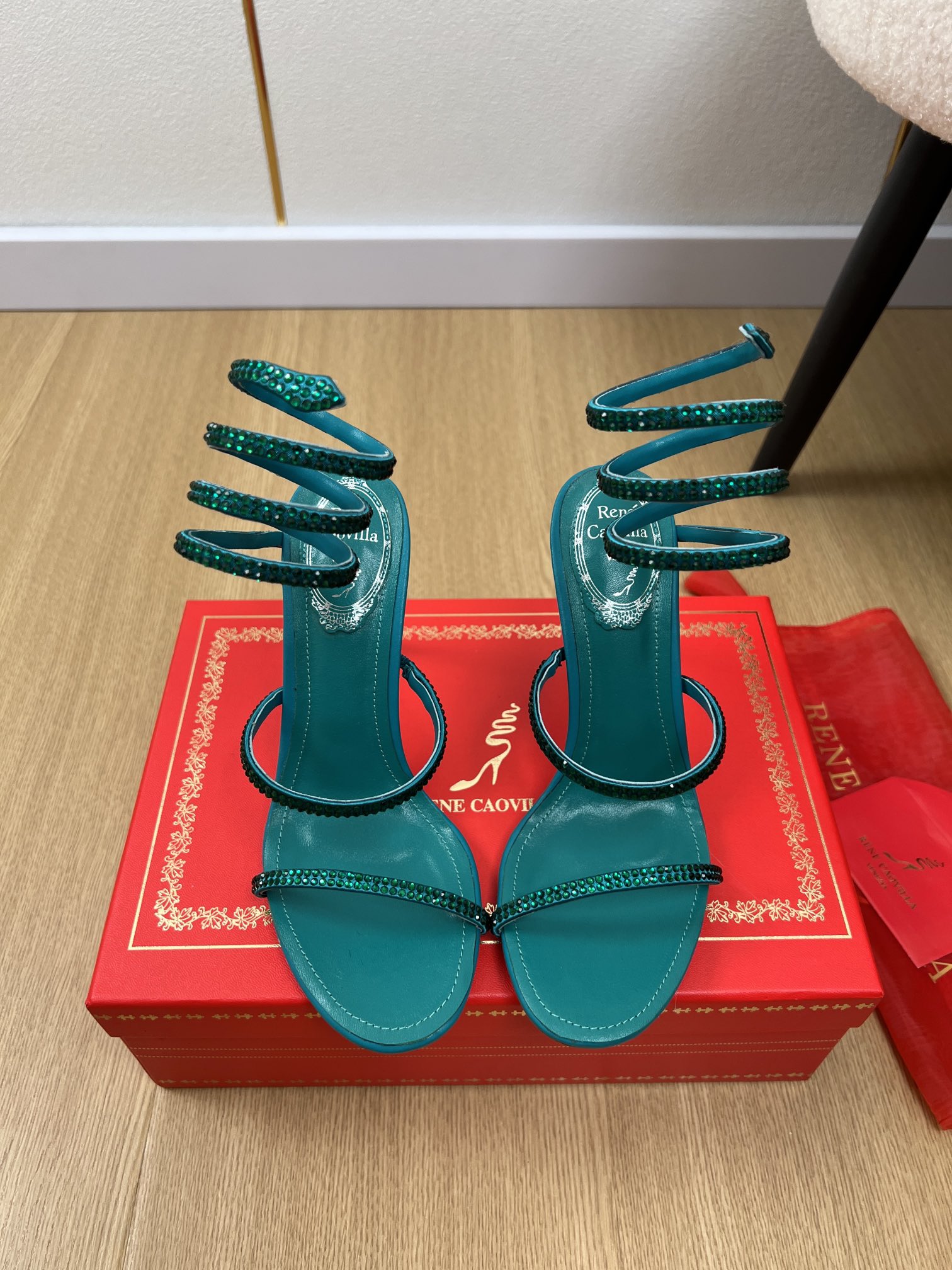 NO:407340,RENE CAOVILLA | 2025 RC Home 2025 Early Spring New Products, the latest classic rhinestone serpentine wrapping high heel sandals series for counters. RC is not only good-looking, but useless, the rhinestone serpentine straps, and women's sandals. The serpentine straps are always fairy-like, and the snake laces are surround the ankles. It is sparkling and lively and perfect. It is very pure. The temperament of the celebrity is full of feminineness and the foot feel is full of summer. It really needs versatile shoes. It looks good no matter how you match it. The casual and high-end feeling is also great. It is paired with various shorts and skirts. It is very fashionable and beautiful. The rhinestone matching design is perfectly integrated into the joy of playfulness and elegance. Wear it and dance a cheerful swing dance. Imported silk iron diamonds on the upper, inner sheepskin footbed sheepskin, original uniform flash silver leather sole (gold buckle)  Heel height 9.5cm Size 34-43 (customized by 34.40.41.42.43) Packaging counter packaging (with mesh bags, spare diamonds), high heels, sandals, rene caovilla, rene caovilla, chanel, sandals, high heels, skirts, shorts, sheepskin, real silk, Leather soles19860909RENE CAOVILLA 芮妮乔薇拉 | 2025 RC家2025早春新品 专柜最新经典款水钻蛇形缠绕高跟凉鞋系列 RC除了好看一无是处的高跟鞋水钻蛇形绑带高跟鞋女士凉鞋,永远仙气十足的蛇形系带环绕足踝,闪耀灵动盈润完美味儿特别纯正 名媛气质女人味十足,脚感满分夏天真的太需要百搭鞋了,怎么搭配都好看,随意且高级的感觉舒适度也很棒,搭配各种短裤短裙,潮爆了 超好看百搭 水钻搭配设计完美融合在俏皮和优雅问无缝切换的快乐,穿上它跳起欢快的摇摆舞吧 鞋面进口真丝烫钻 内里羊皮 垫脚羊皮 大底原版一致闪银真皮大底（金扣） 跟高9.5cm 码数34-43（34.40.41.42.43定制） 包装专柜包装（配网纱袋、备用钻）,高跟鞋凉鞋,rene caovilla,rene caovilla,chanel,sandals,high heels,skirts,shorts,sheepskin,real silk,Leather soles,Women's Shoes