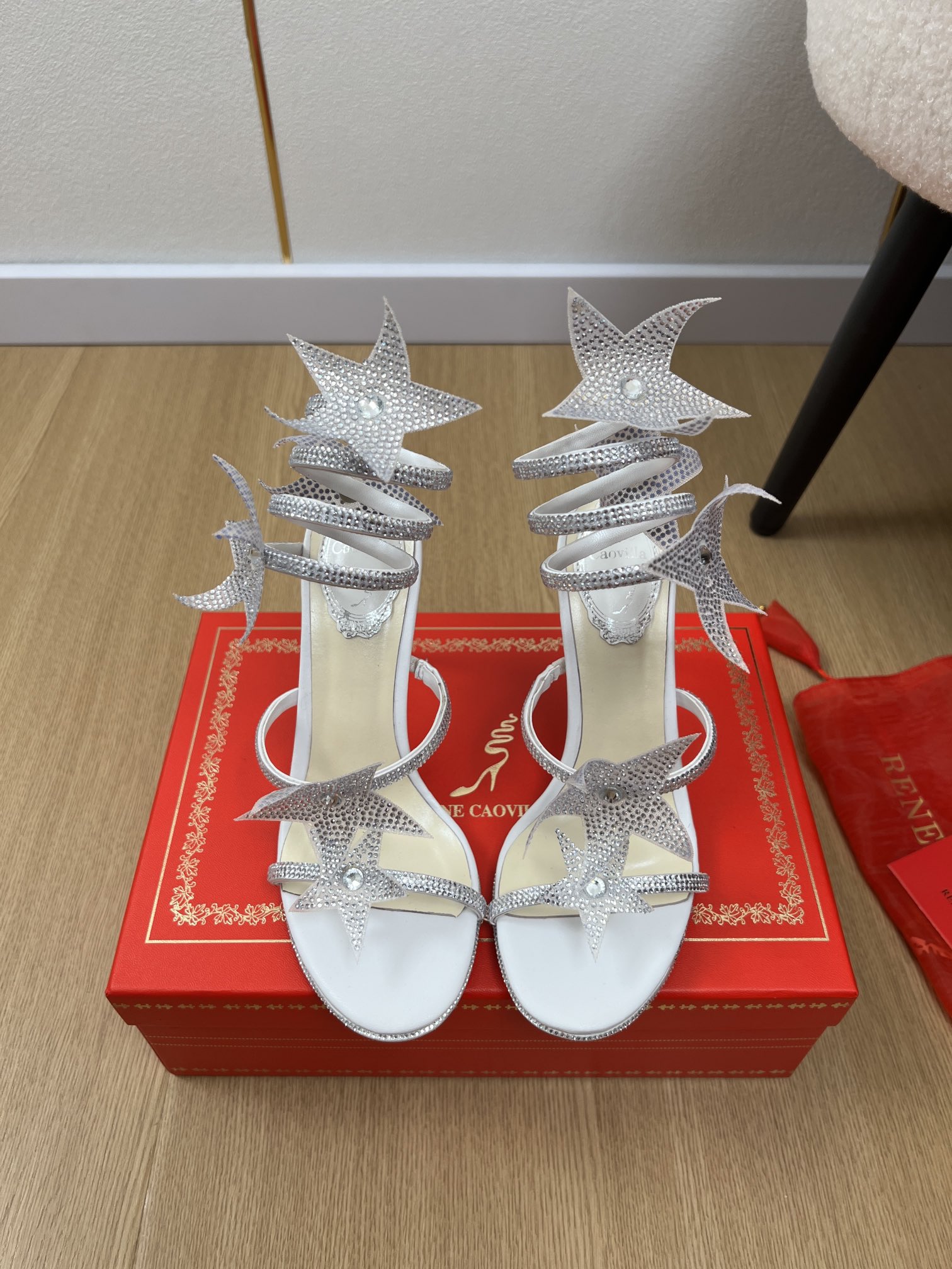 NO:407342,RENE CAOVILLA | 2025 RC Home 2025 Early Spring New Products The latest classic rhinestone serpentine wrapping high heel sandals series for counters. RC is not only good-looking, but also useless high heels rhinestone serpentine straps high heels women's sandals. The serpentine straps are always fairy-like, and the snake laces are surround the ankles. It is shining and lively and perfect. It is very pure. The temperament of the celebrity is full of feminine and the foot feels full of summer. It really needs versatile shoes. It looks good no matter how you match it. It is casual and high-end and comfortable. It is also very fashionable and fashionable. The rhinestone matching design is perfectly integrated into the joy of playfulness and elegance. Wear it and dance a cheerful swing dance. Imported silk iron diamonds on the upper (added iron diamond five-pointed star) inner sheepskin footbed sheepskin Outsole original uniform flash silver leather outsole (gold buckle) heel height 9.5cm size 34-43 (34.40.41.42.43 customized) Packaging counter packaging (with mesh bags, spare diamonds), high heels, rene caovilla, rene caovilla, chanel, sandals, high heels, skirts, shorts, sheepskin, Leather soles19860909RENE CAOVILLA 芮妮乔薇拉 | 2025 RC家2025早春新品 专柜最新经典款水钻蛇形缠绕高跟凉鞋系列 RC除了好看一无是处的高跟鞋水钻蛇形绑带高跟鞋女士凉鞋,永远仙气十足的蛇形系带环绕足踝,闪耀灵动盈润完美味儿特别纯正 名媛气质女人味十足,脚感满分夏天真的太需要百搭鞋了,怎么搭配都好看,随意且高级的感觉舒适度也很棒,搭配各种短裤短裙,潮爆了 超好看百搭 水钻搭配设计完美融合在俏皮和优雅问无缝切换的快乐,穿上它跳起欢快的摇摆舞吧 鞋面進口真絲燙鑽（加燙鑽五角星） 内里羊皮 垫脚羊皮 大底原版一致闪银真皮大底（金扣） 跟高9.5cm 码数34-43（34.40.41.42.43定制） 包装专柜包装（配网纱袋、备用钻）,高跟鞋凉鞋,rene caovilla,rene caovilla,chanel,sandals,high heels,skirts,shorts,sheepskin,Leather soles,Women's Shoes